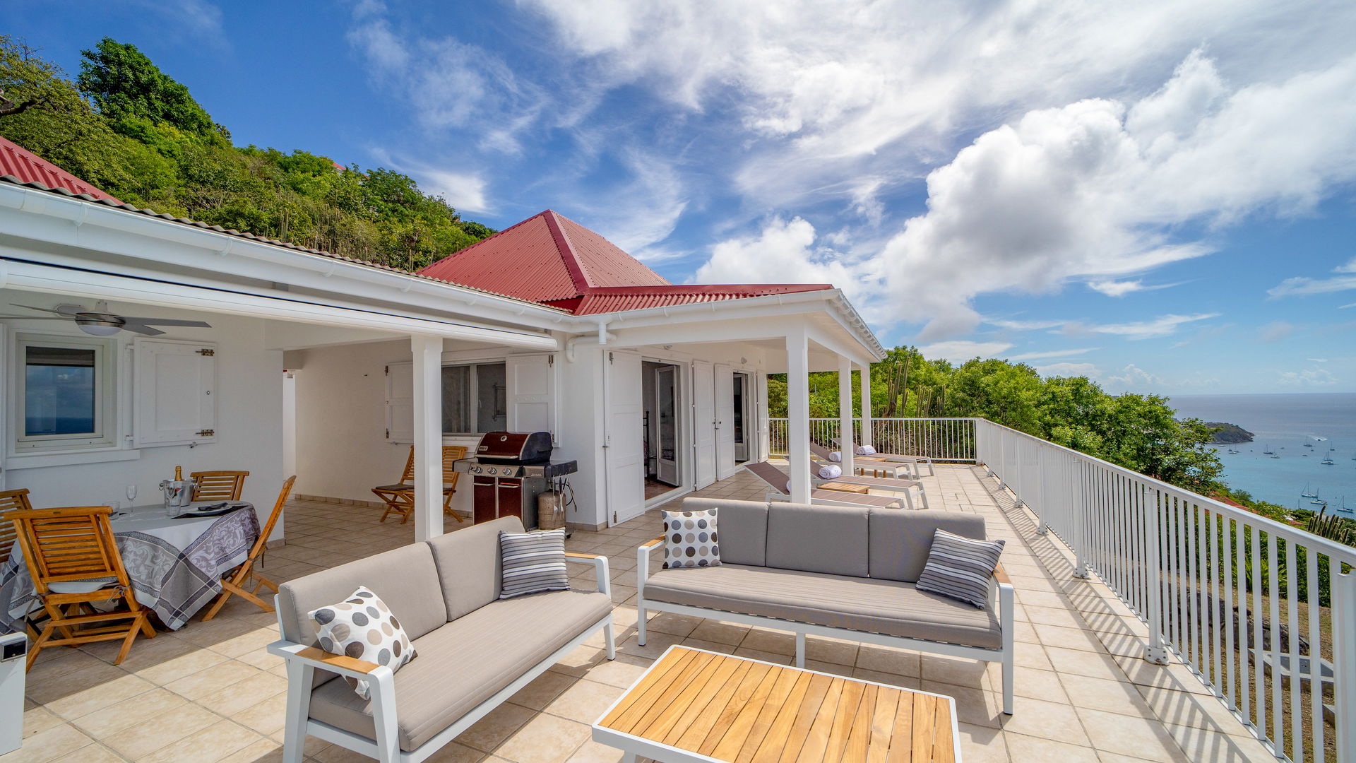 POOL & TERRACE