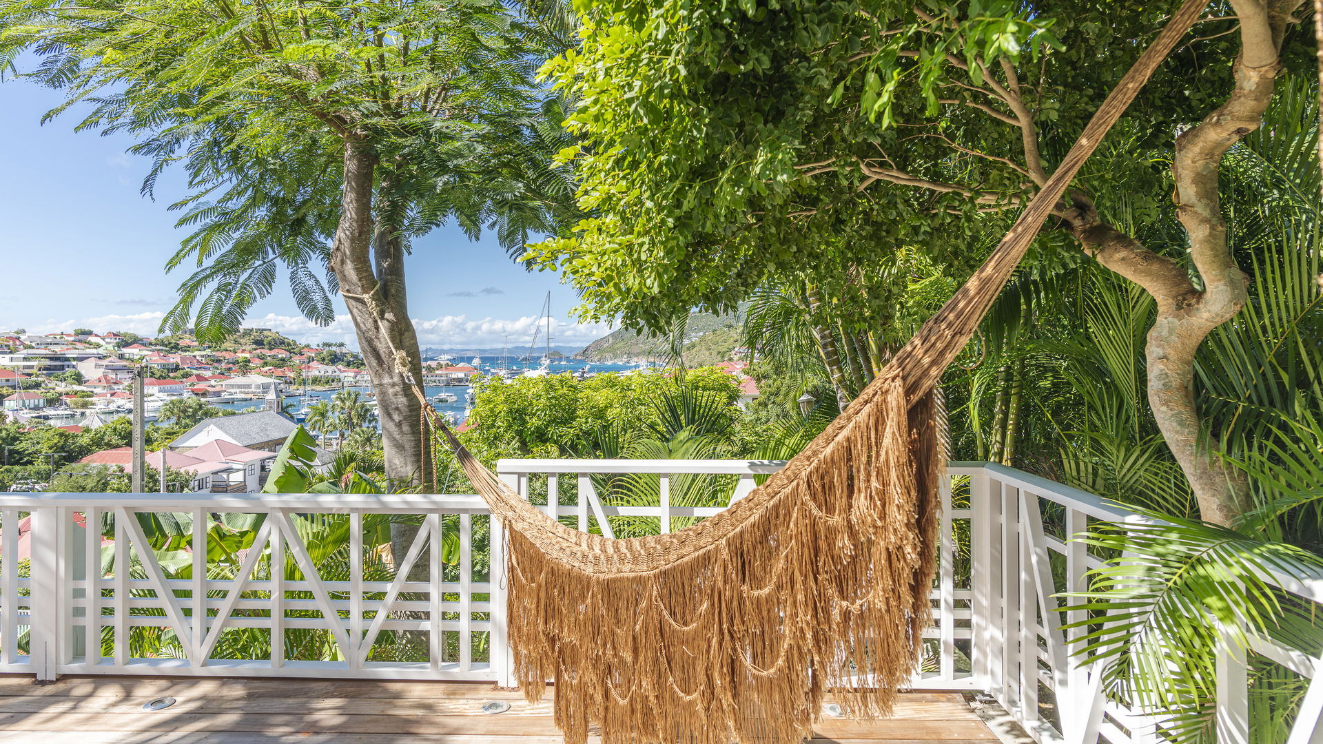 OUTDOOR LOUNGE