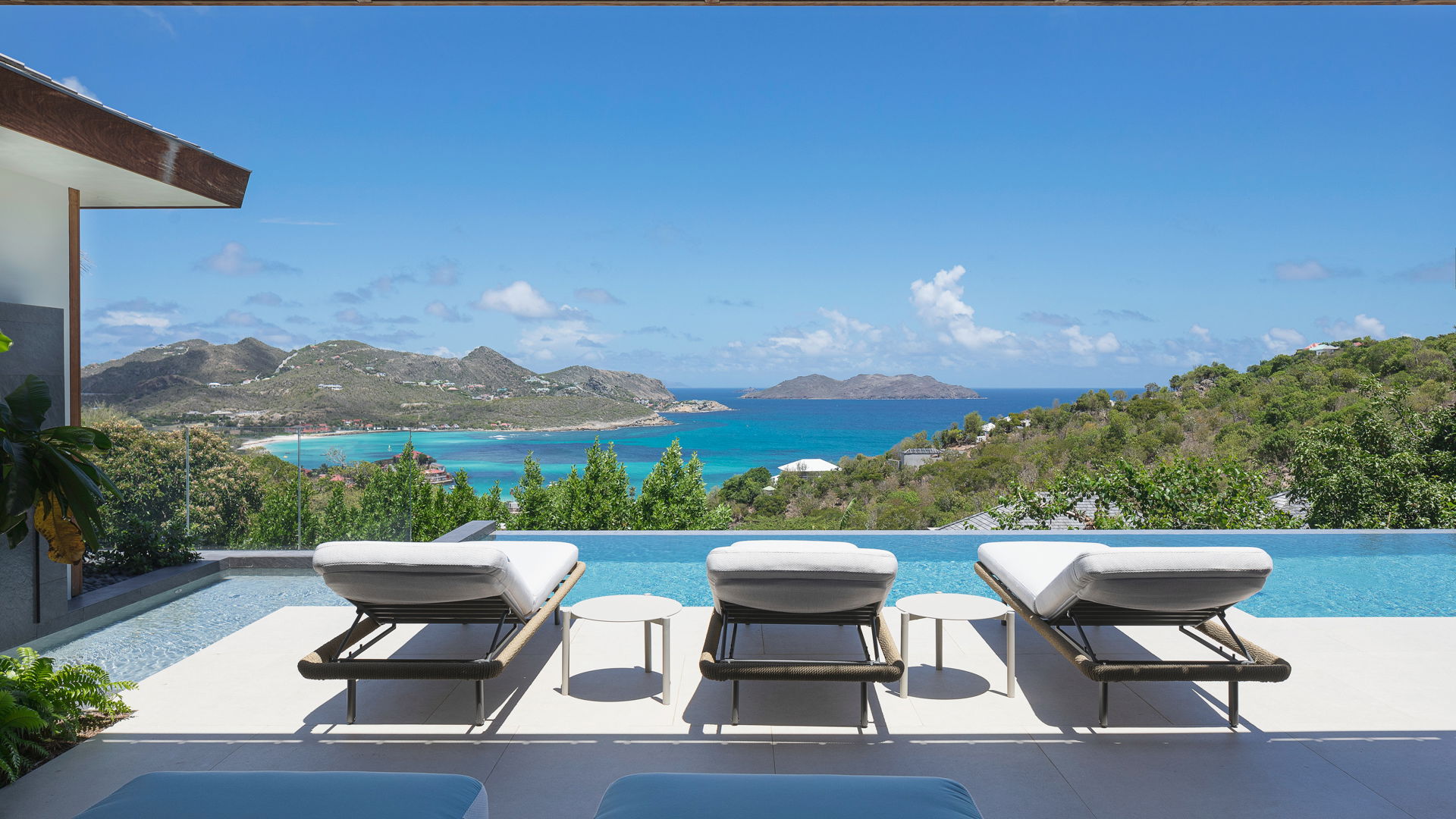 OUTDOOR LOUNGE AREA
