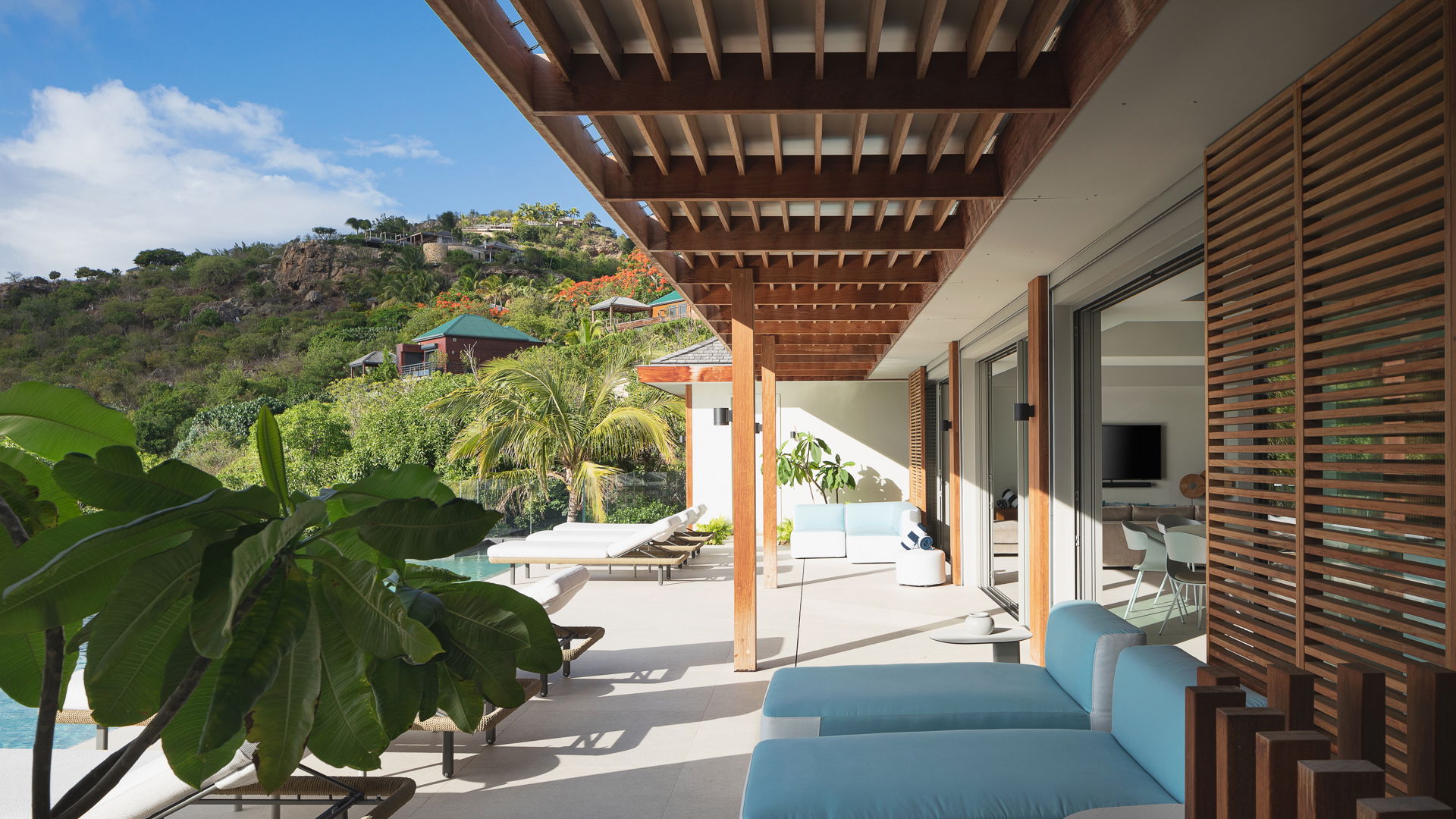 OUTDOOR LOUNGE AREA