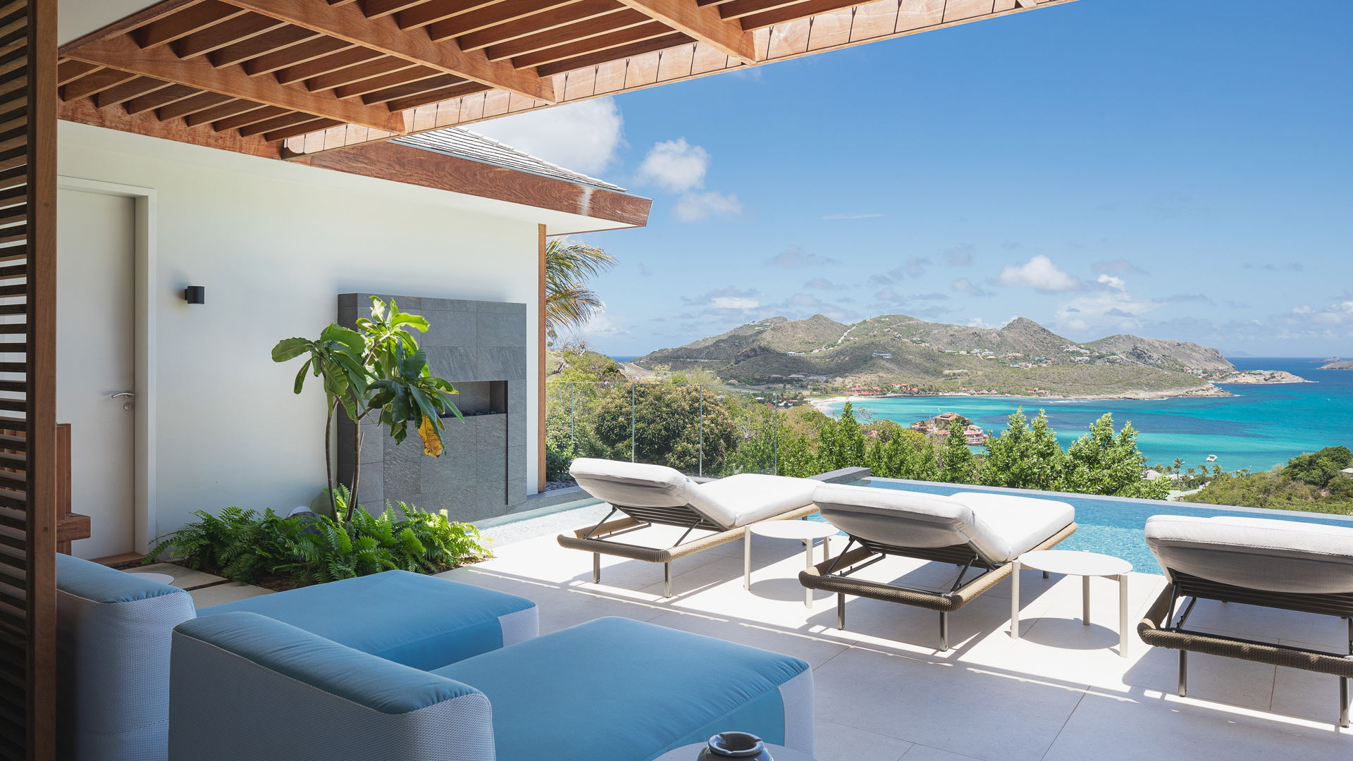 OUTDOOR LOUNGE AREA