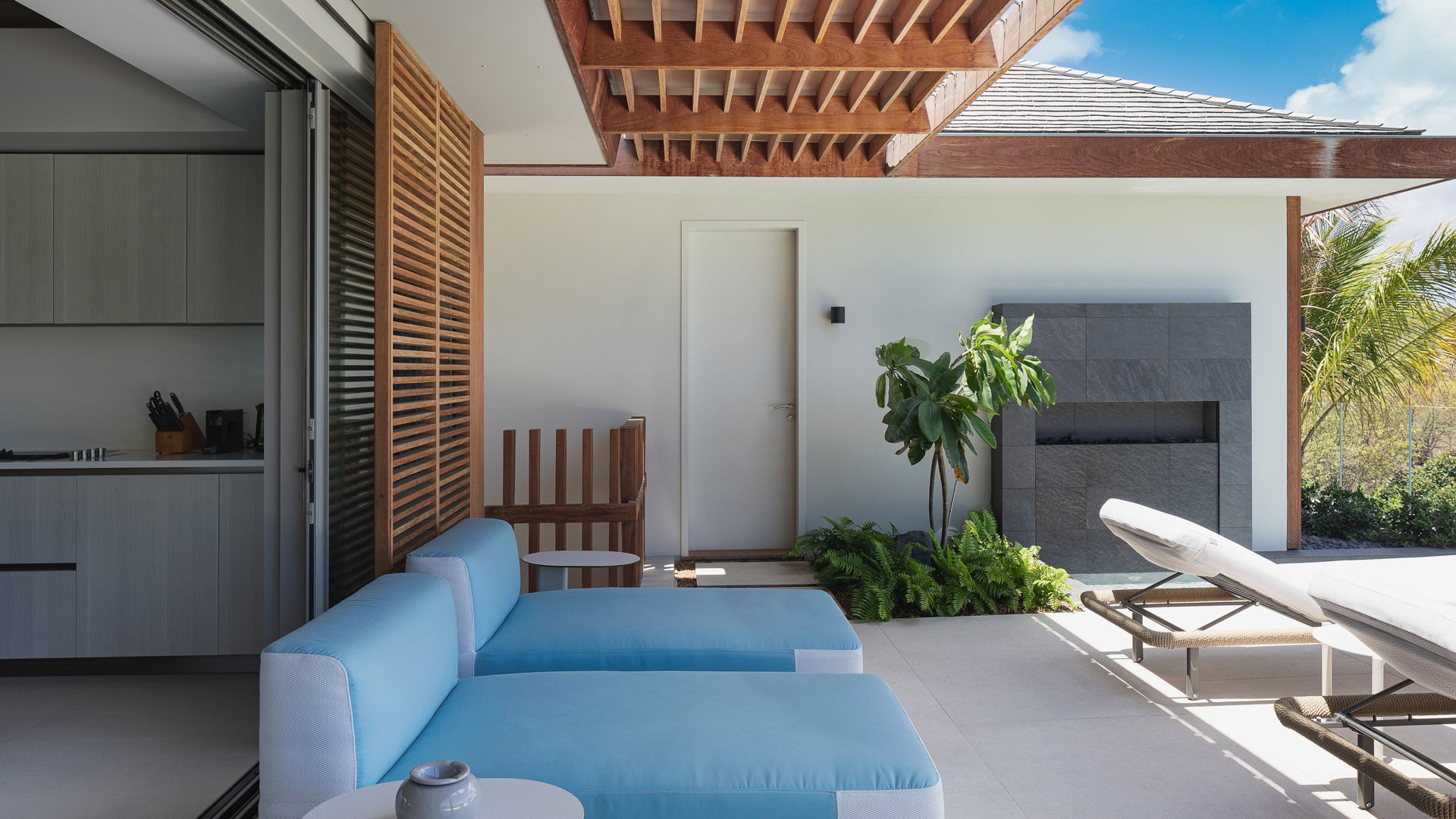 OUTDOOR LOUNGE AREA