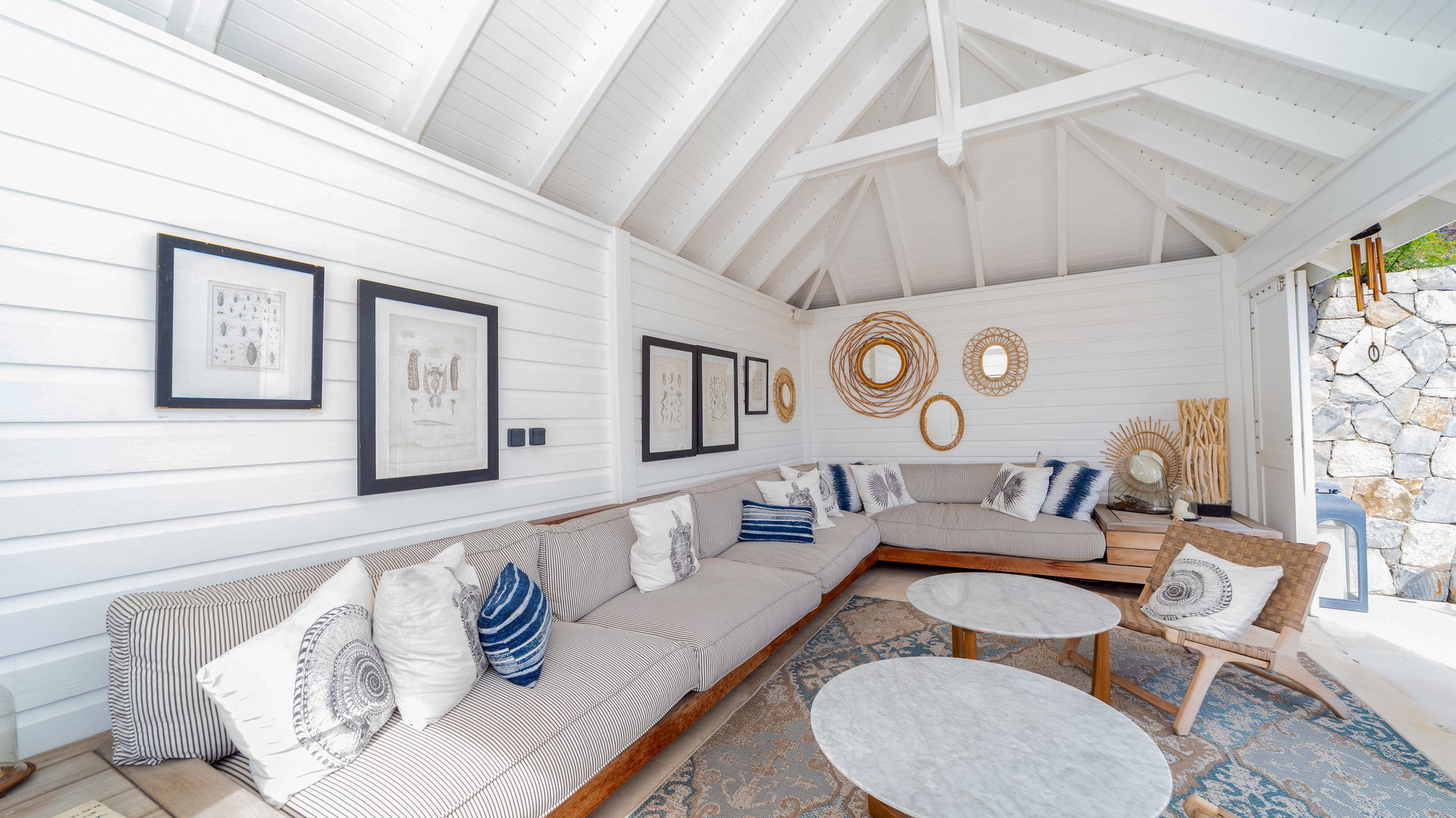 LOUNGE AREA