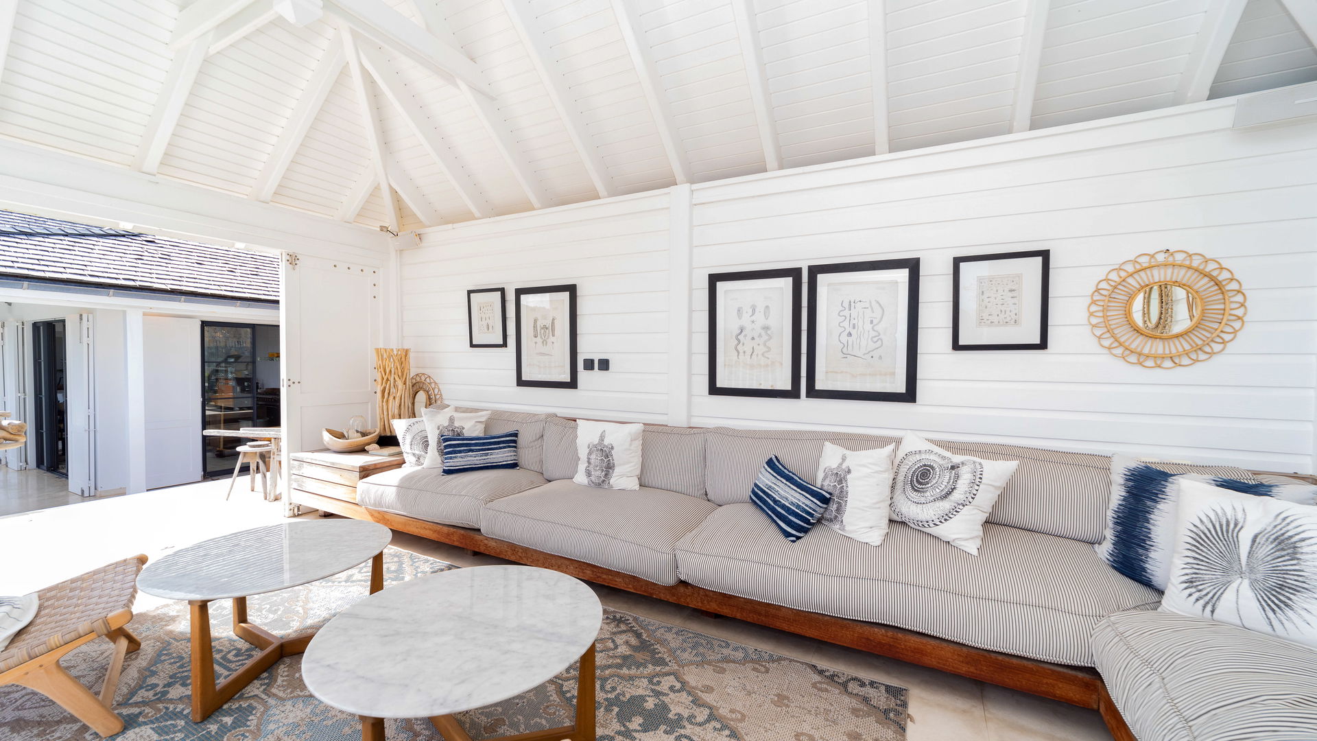 LOUNGE AREA