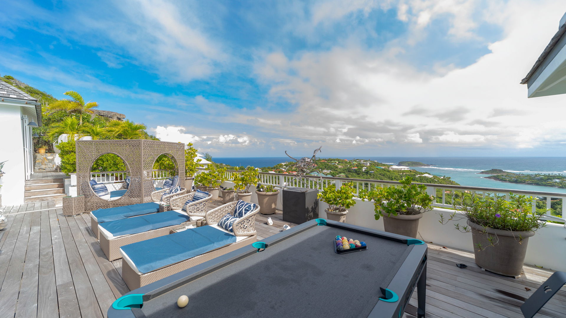 POOL & TERRACE