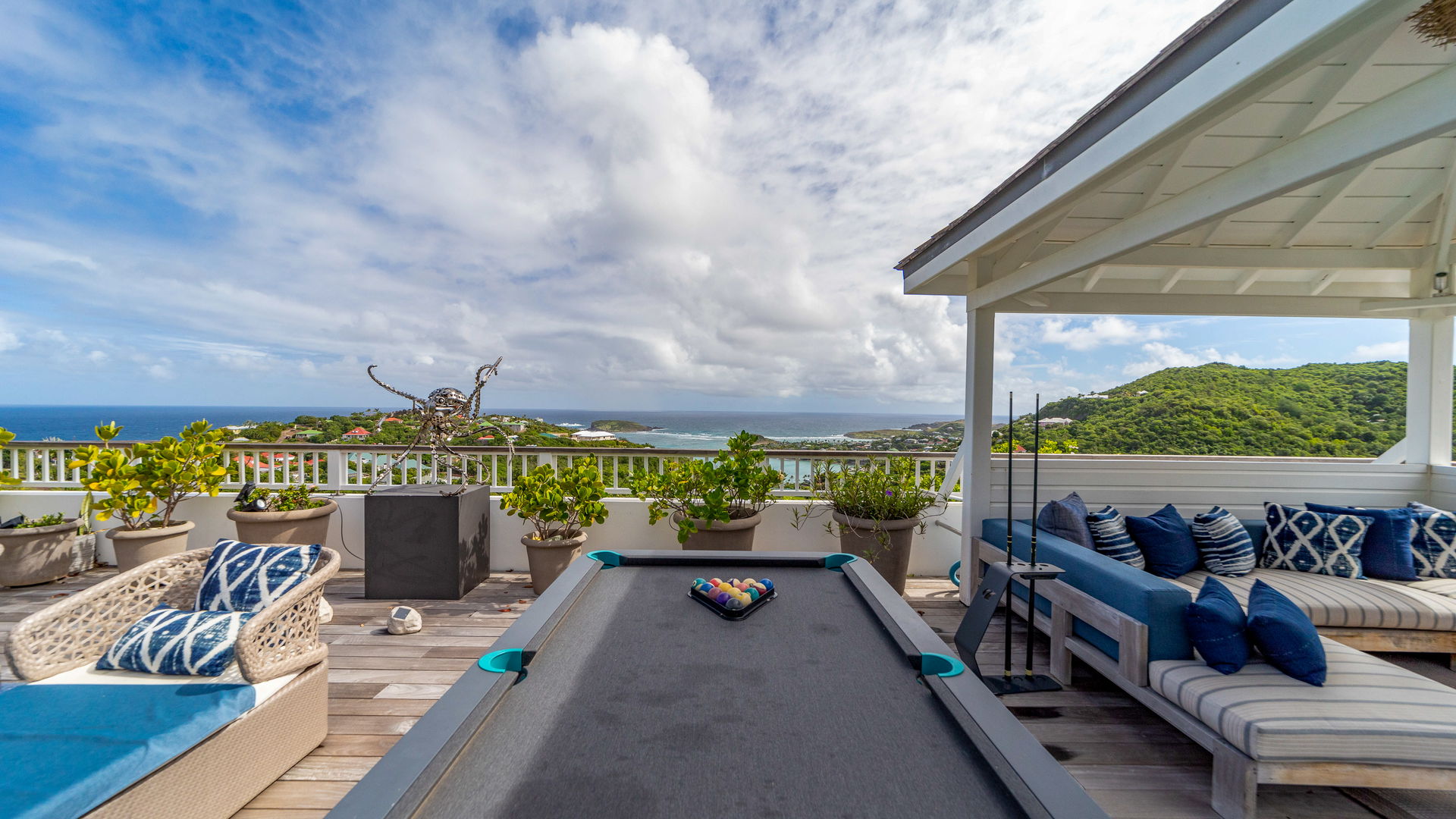 POOL & TERRACE