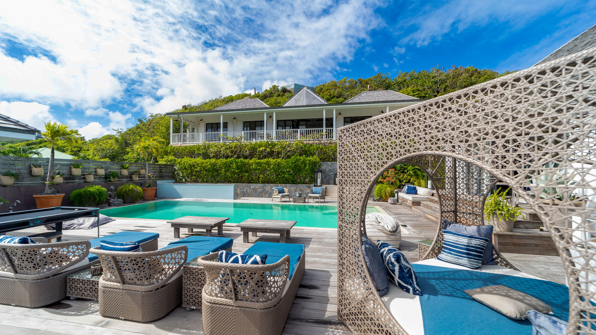 POOL & TERRACE