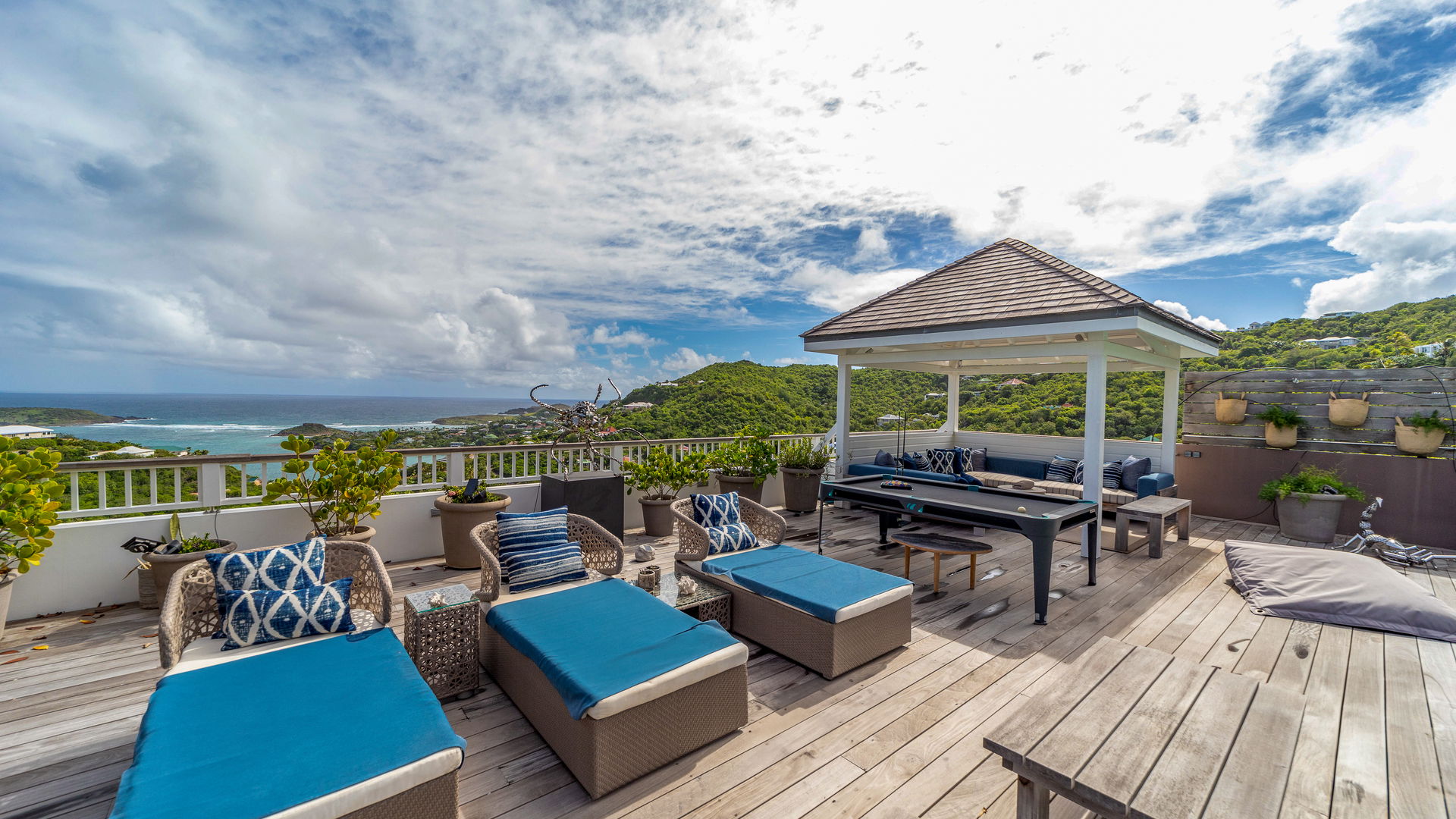 POOL & TERRACE