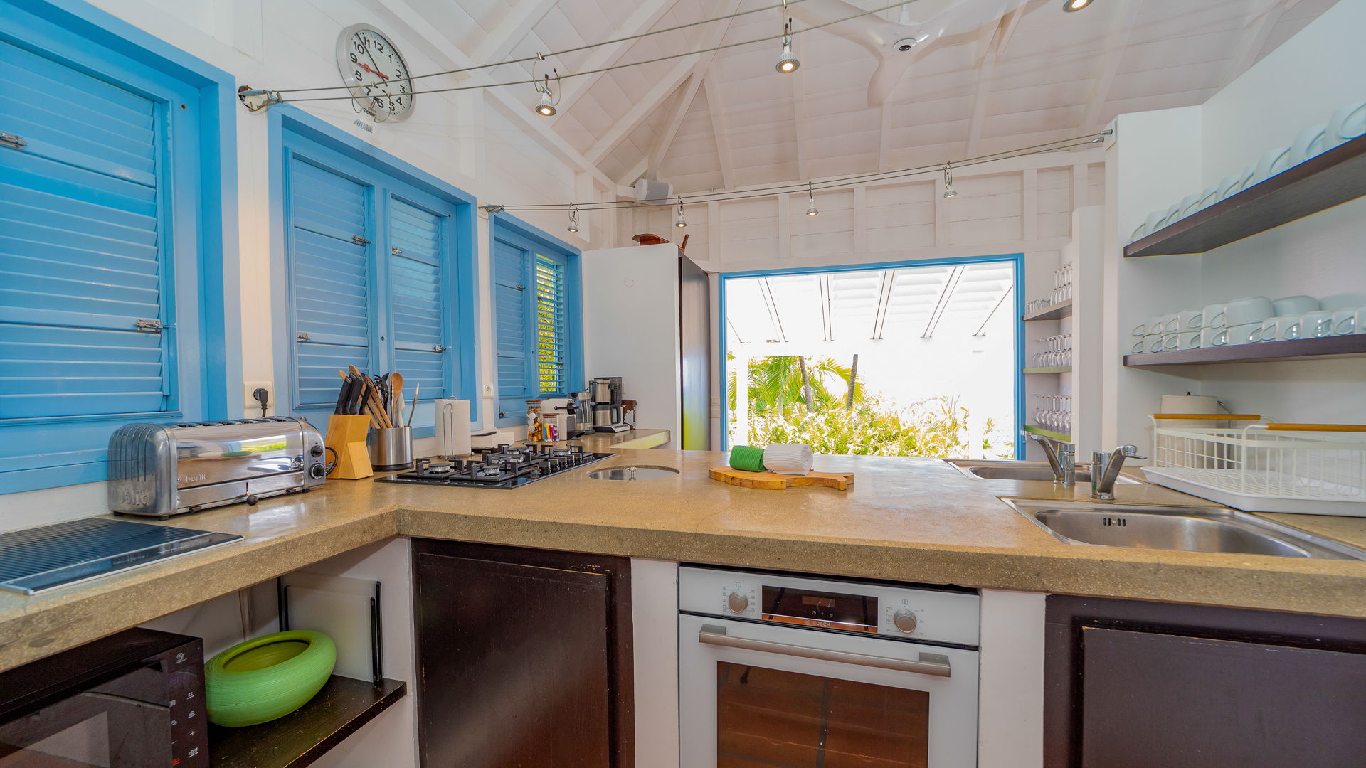 KITCHEN & DINING AREA