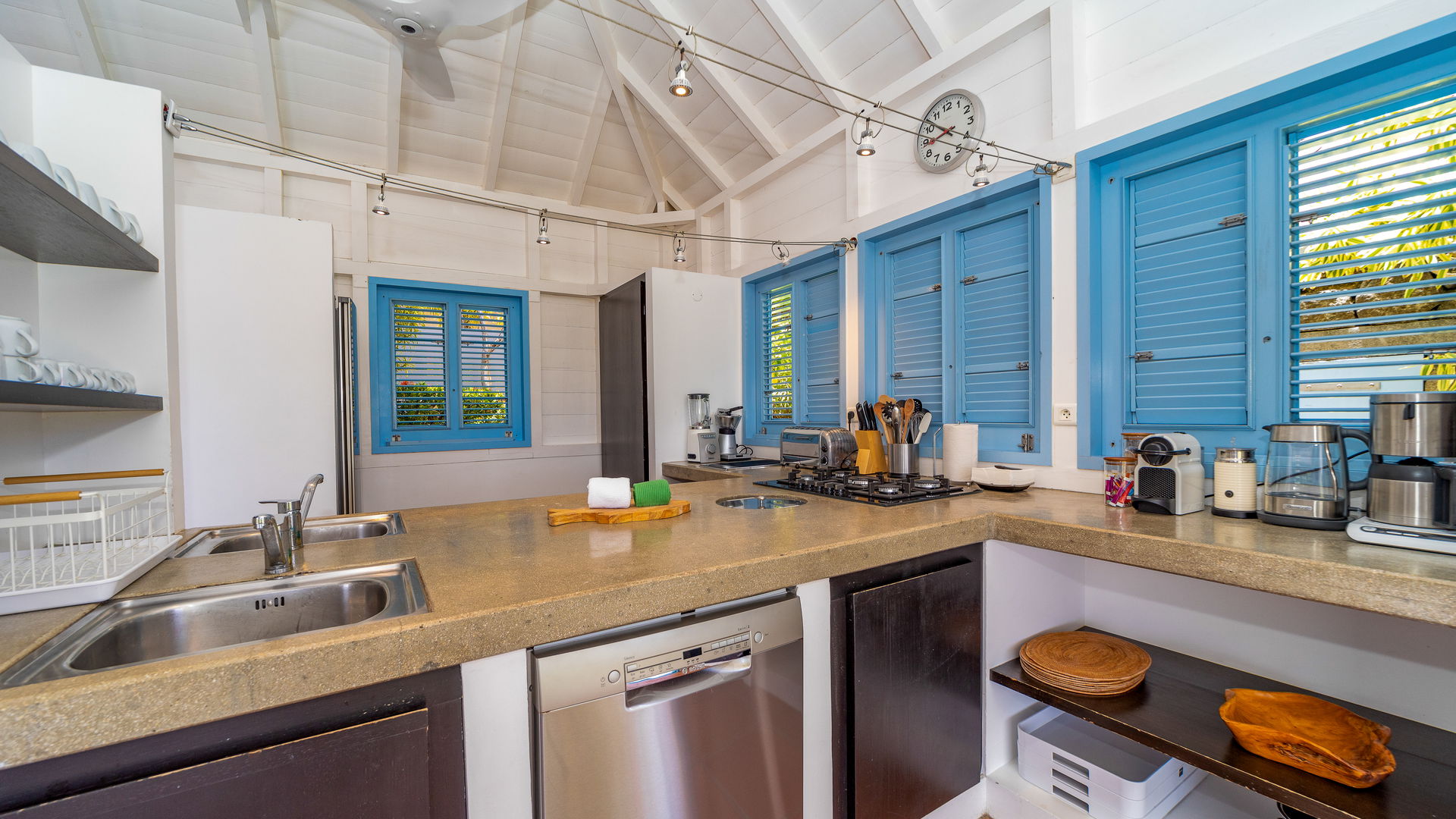 KITCHEN & DINING AREA