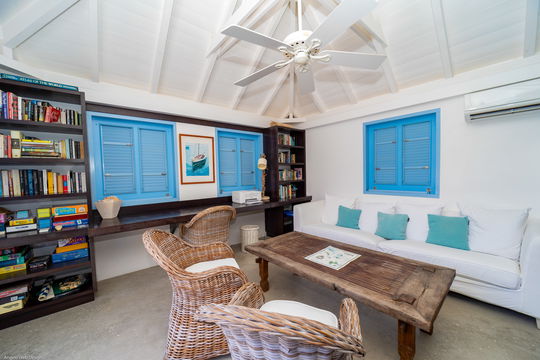 VILLA FABRIZIA LIBRARY 2