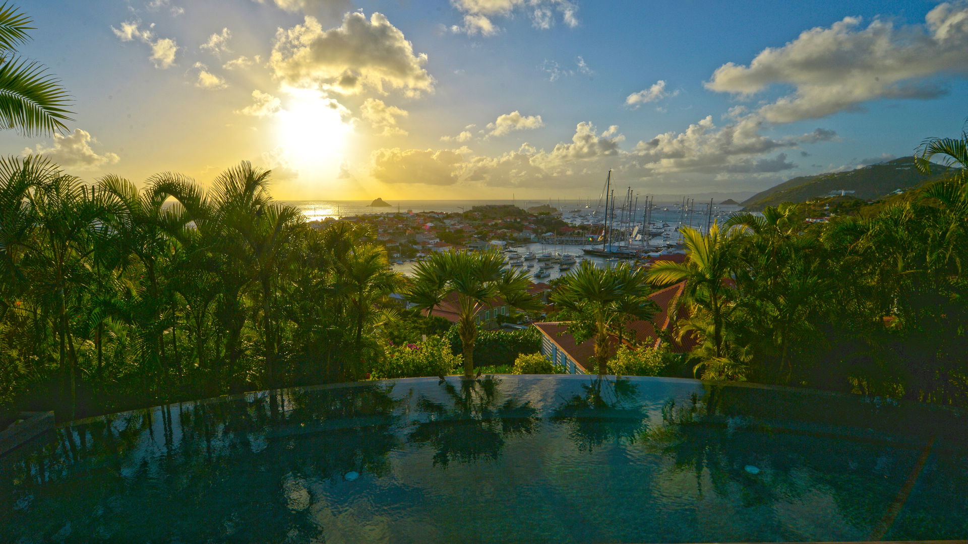 POOL & TERRACE