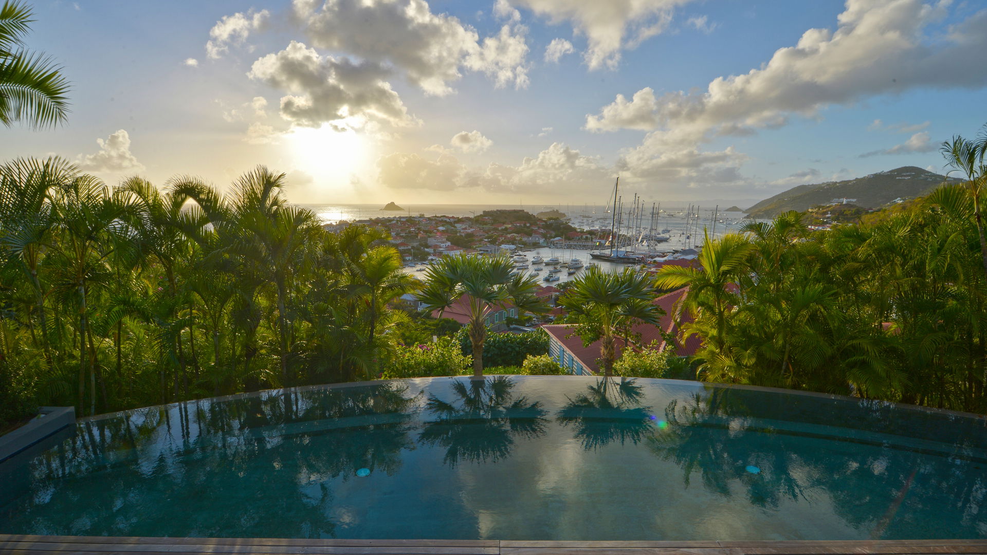 POOL & TERRACE