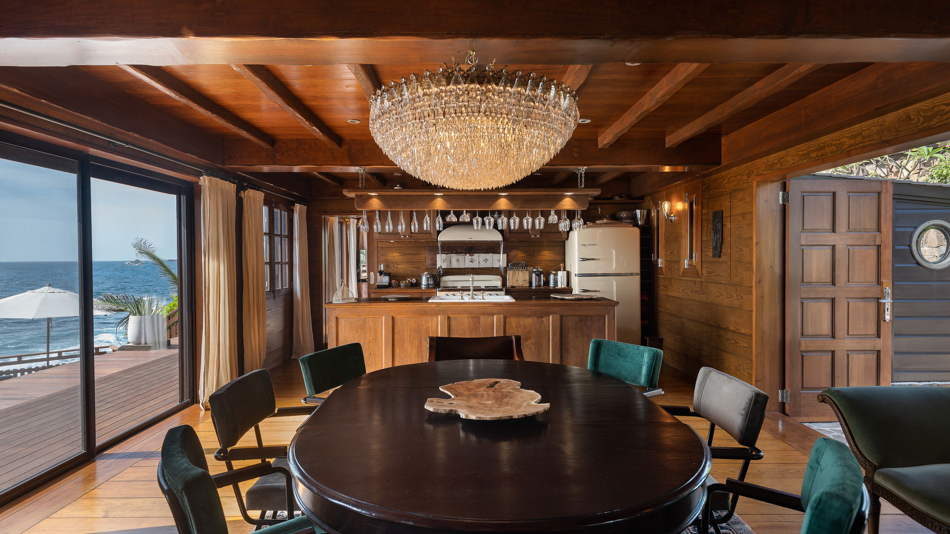 KITCHEN & DINING AREA