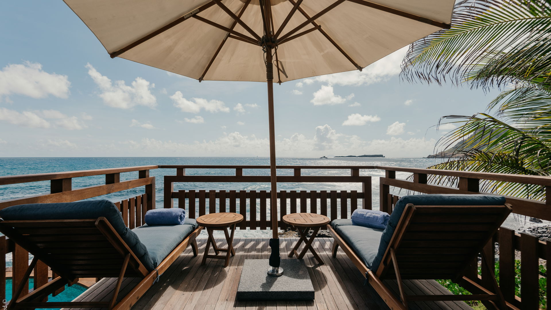 OUTDOOR LOUNGE AREA