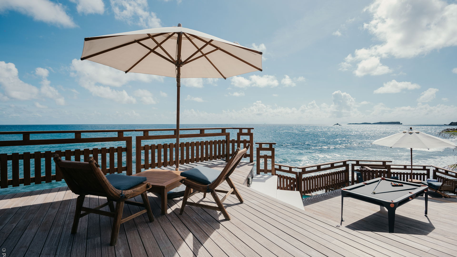 OUTDOOR LOUNGE AREA
