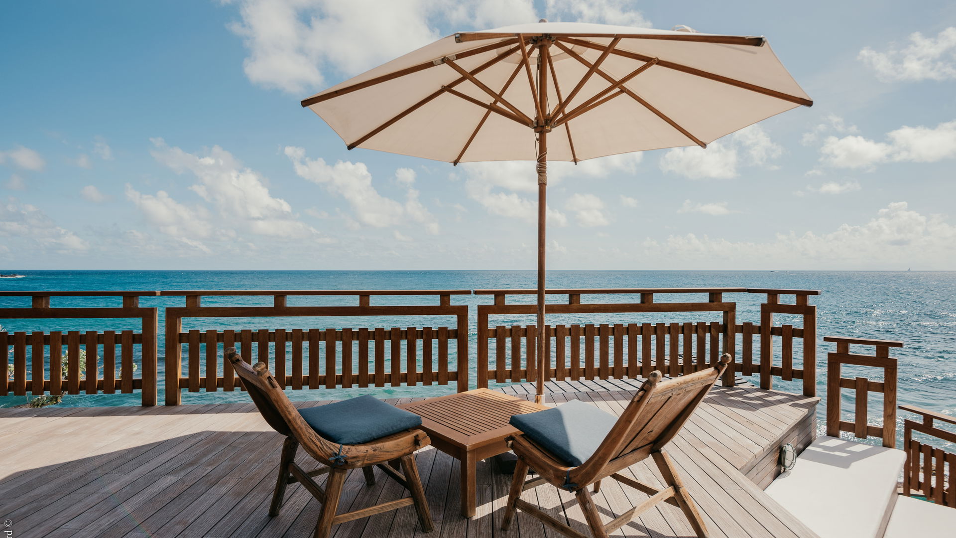 OUTDOOR LOUNGE AREA