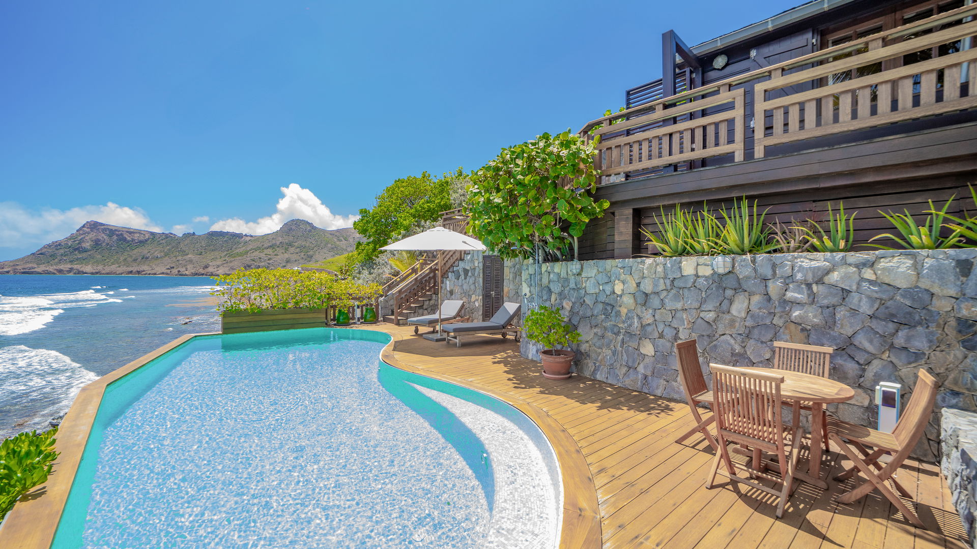 POOL & TERRACE