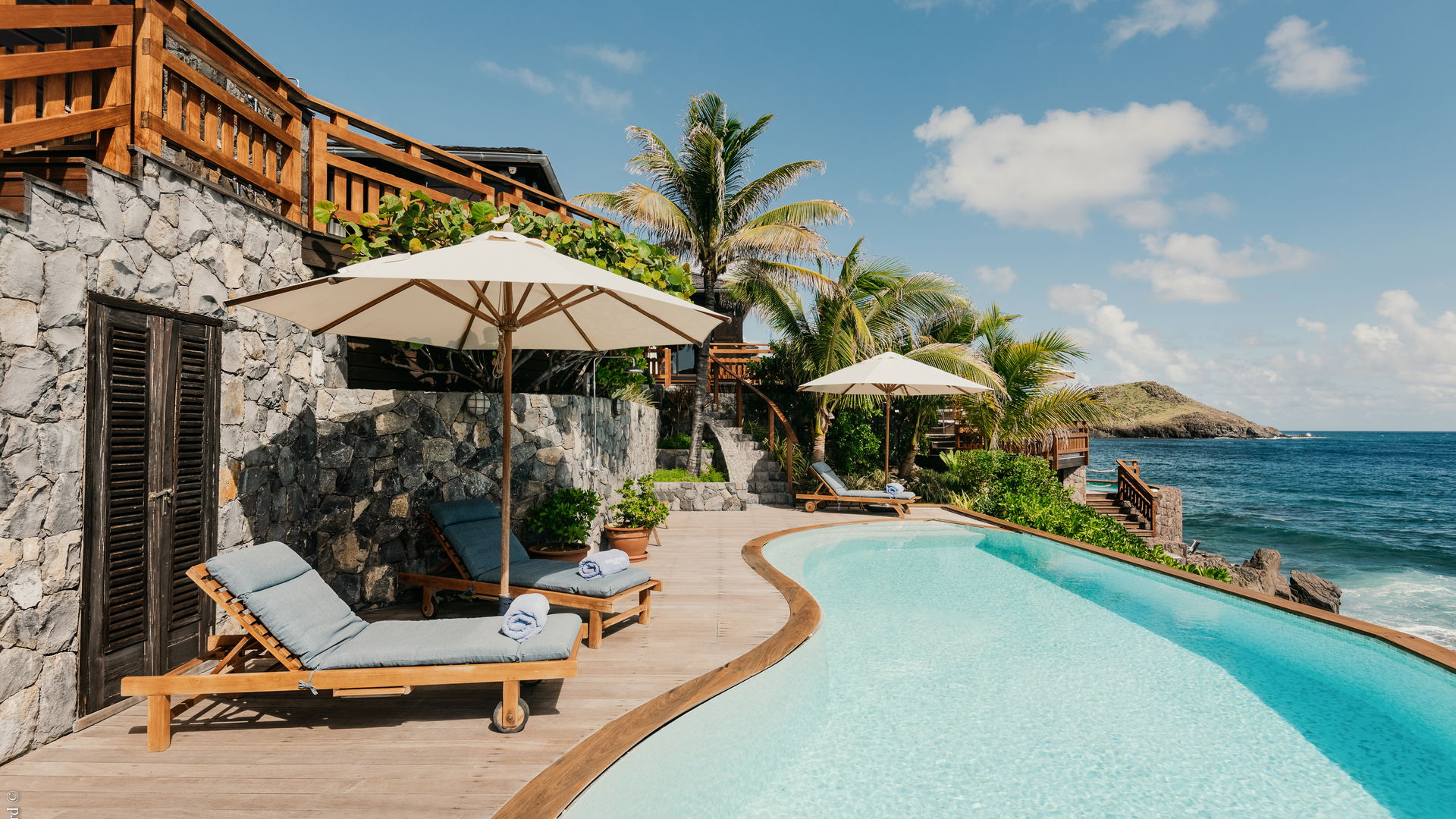 POOL & TERRACE