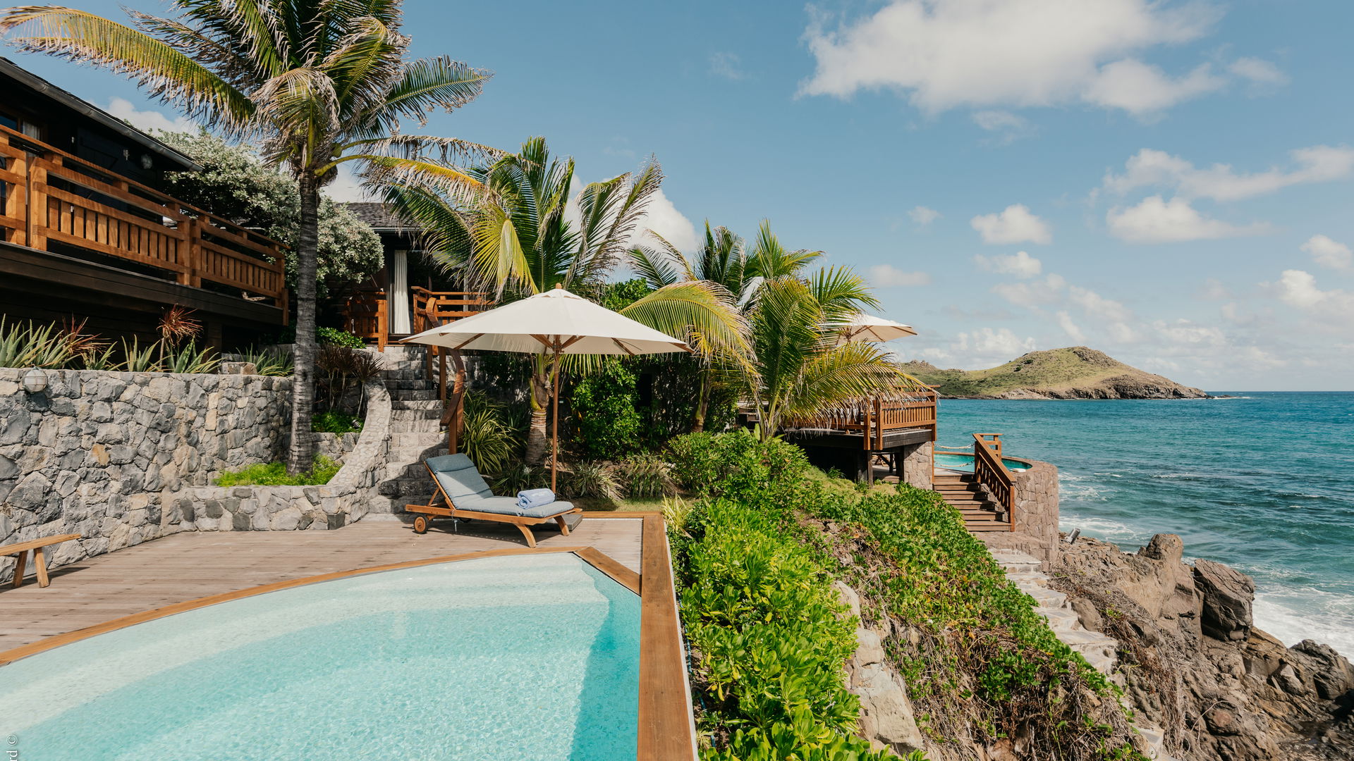 POOL & TERRACE