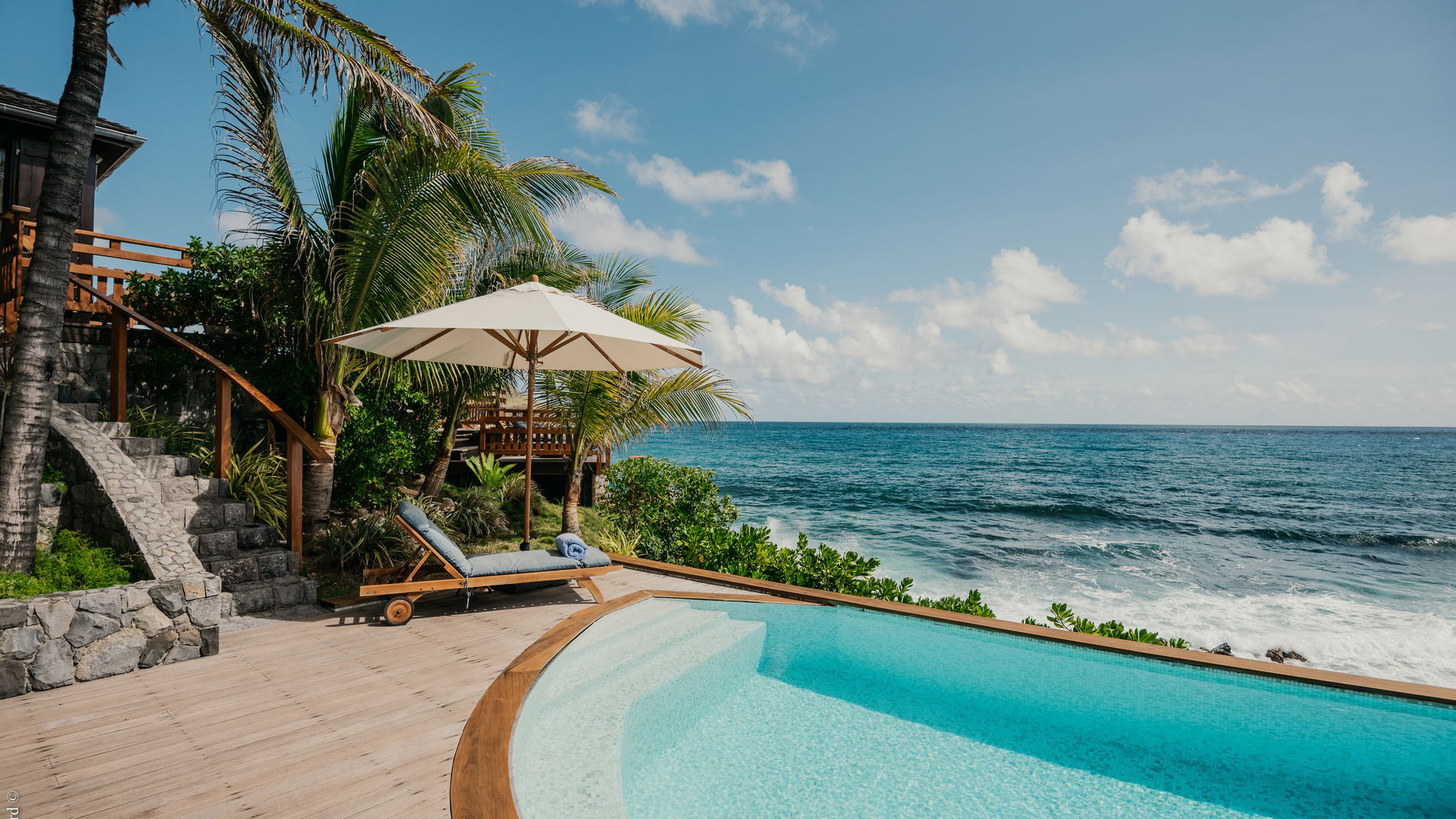 POOL & TERRACE