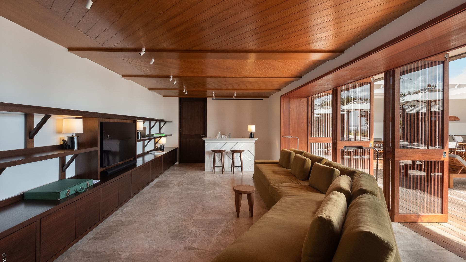 LOUNGE ROOM