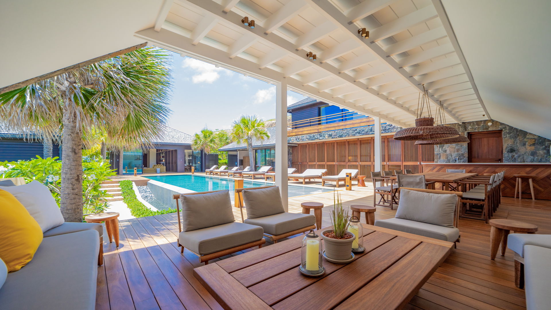 OUTDOOR LOUNGE AREA