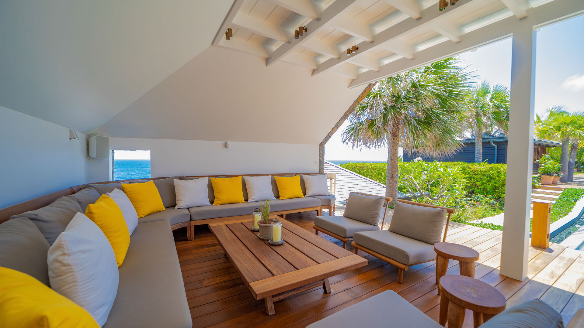 OUTDOOR LOUNGE AREA
