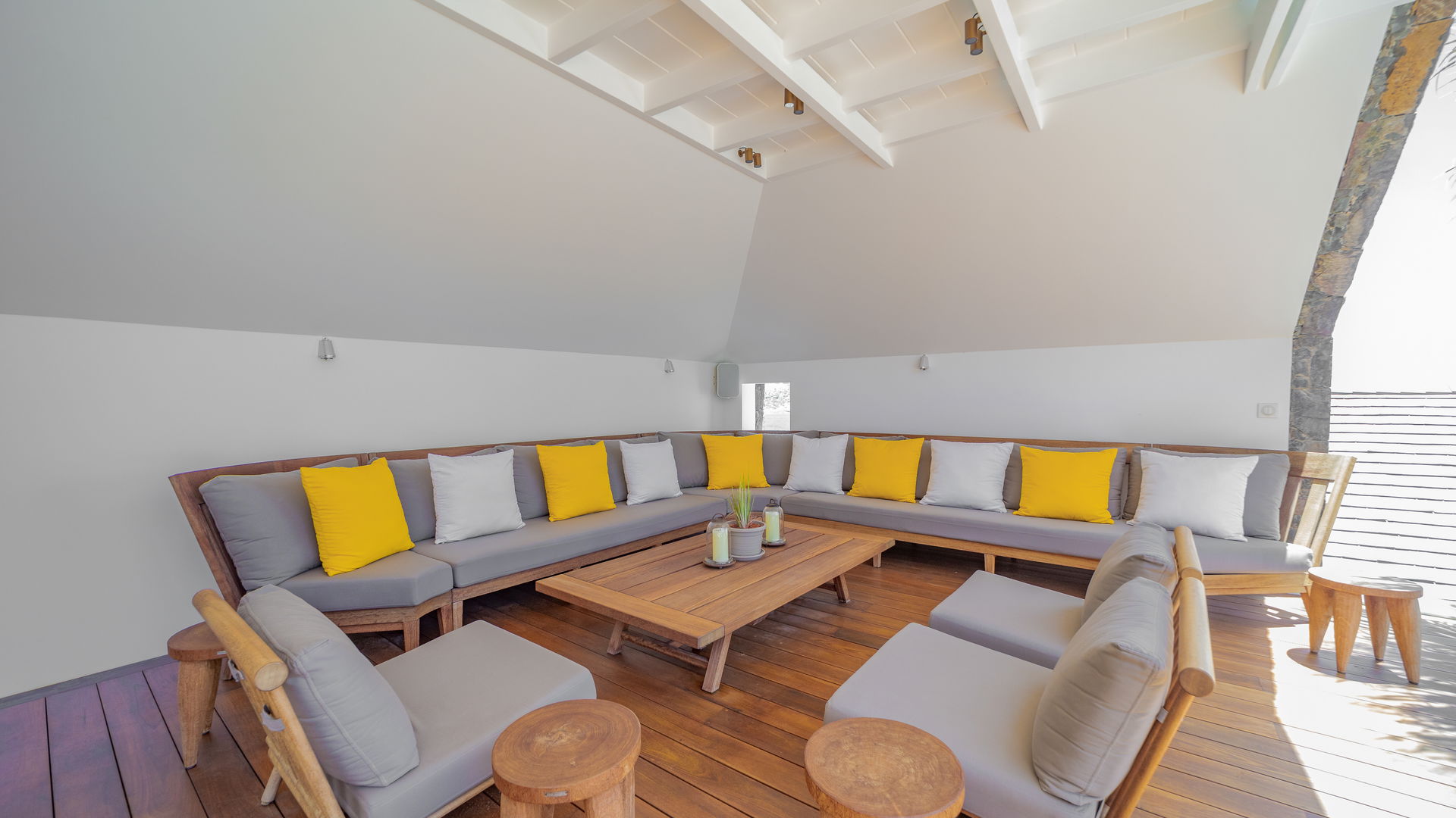 OUTDOOR LOUNGE AREA