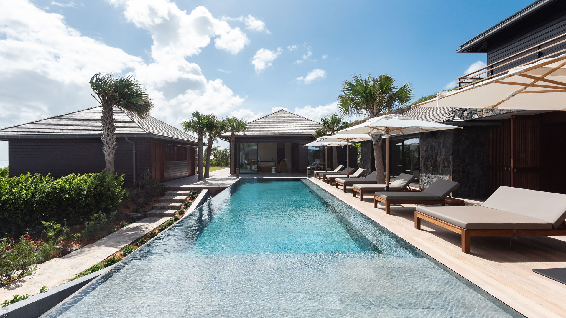 POOL & TERRACE