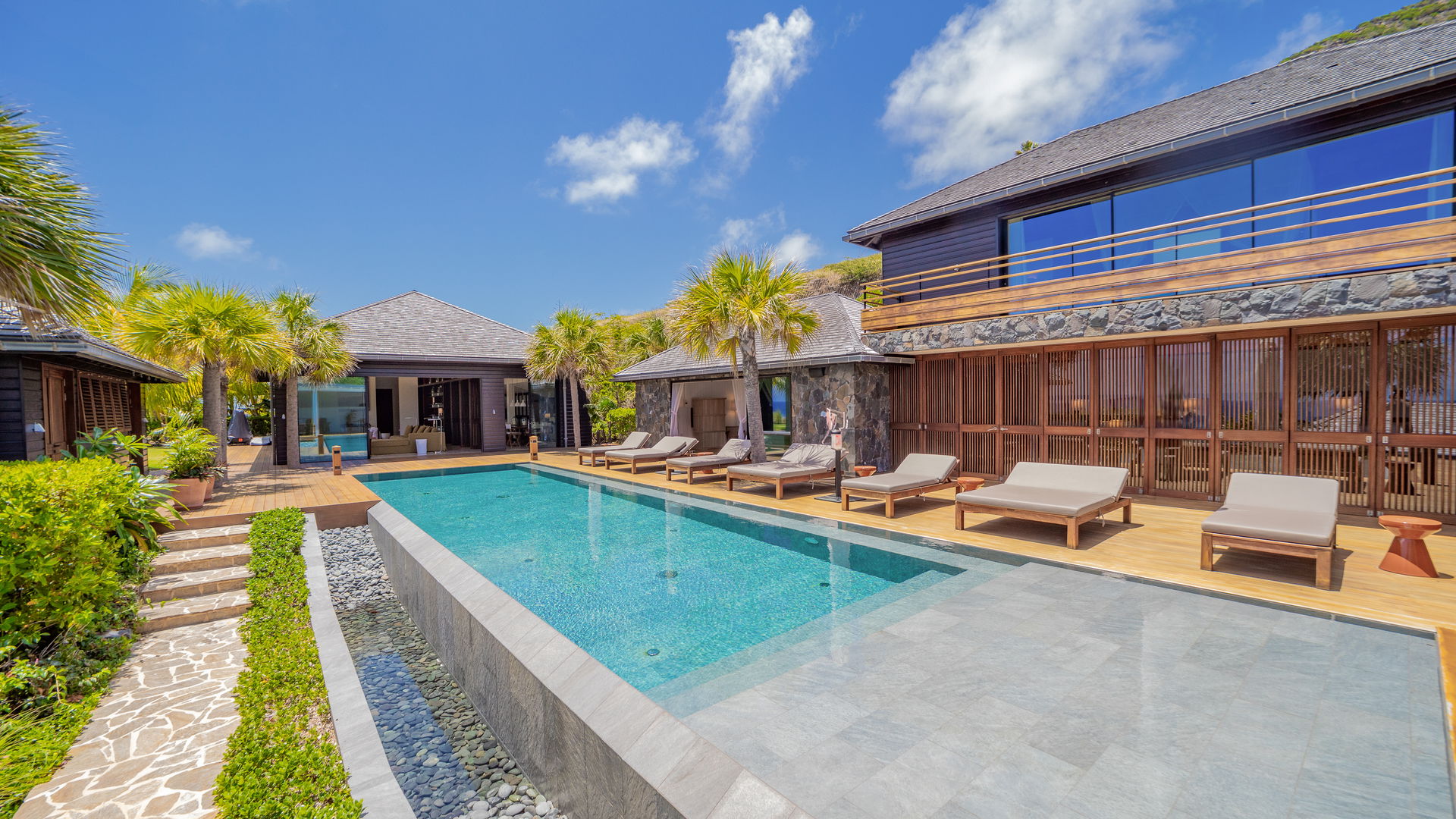 POOL & TERRACE