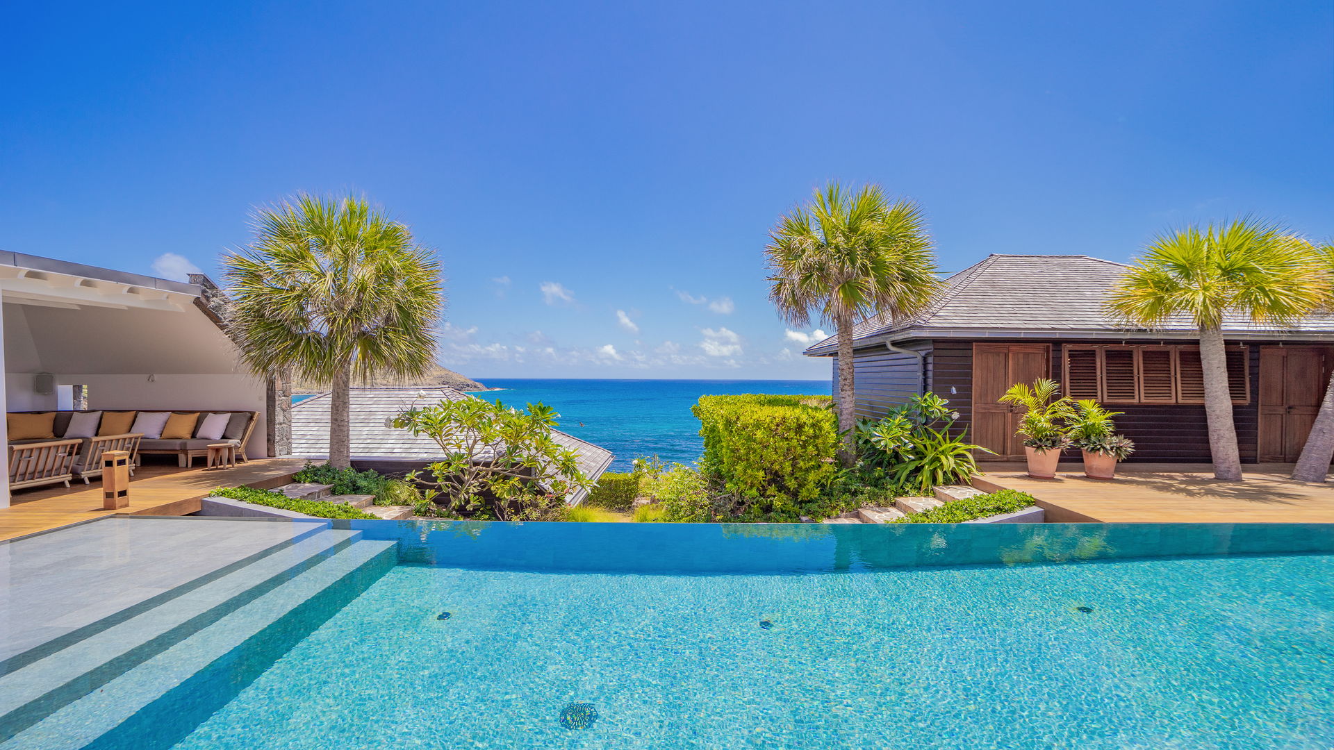 POOL & TERRACE