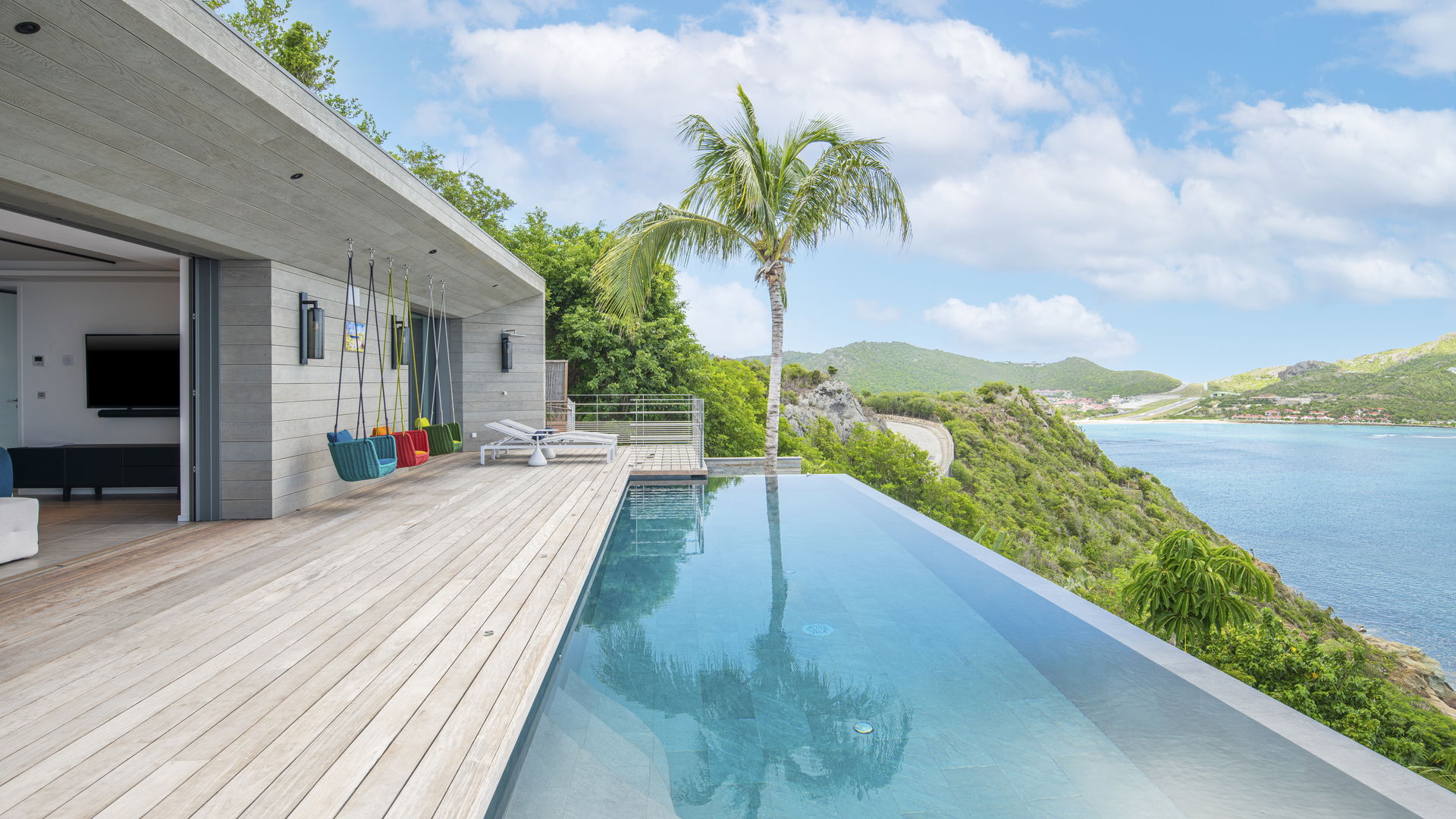 POOL & TERRACE