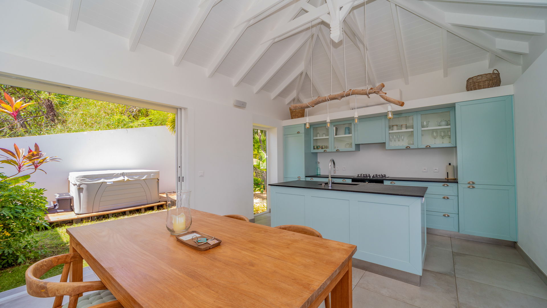 KITCHEN & DINING AREA