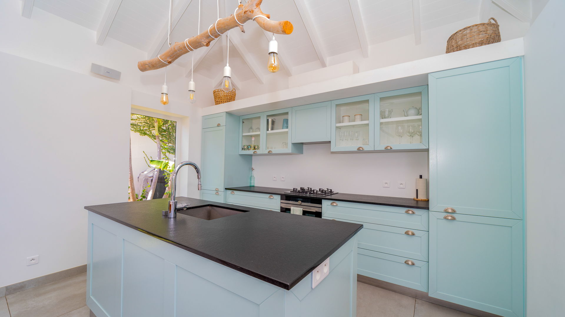 KITCHEN & DINING AREA