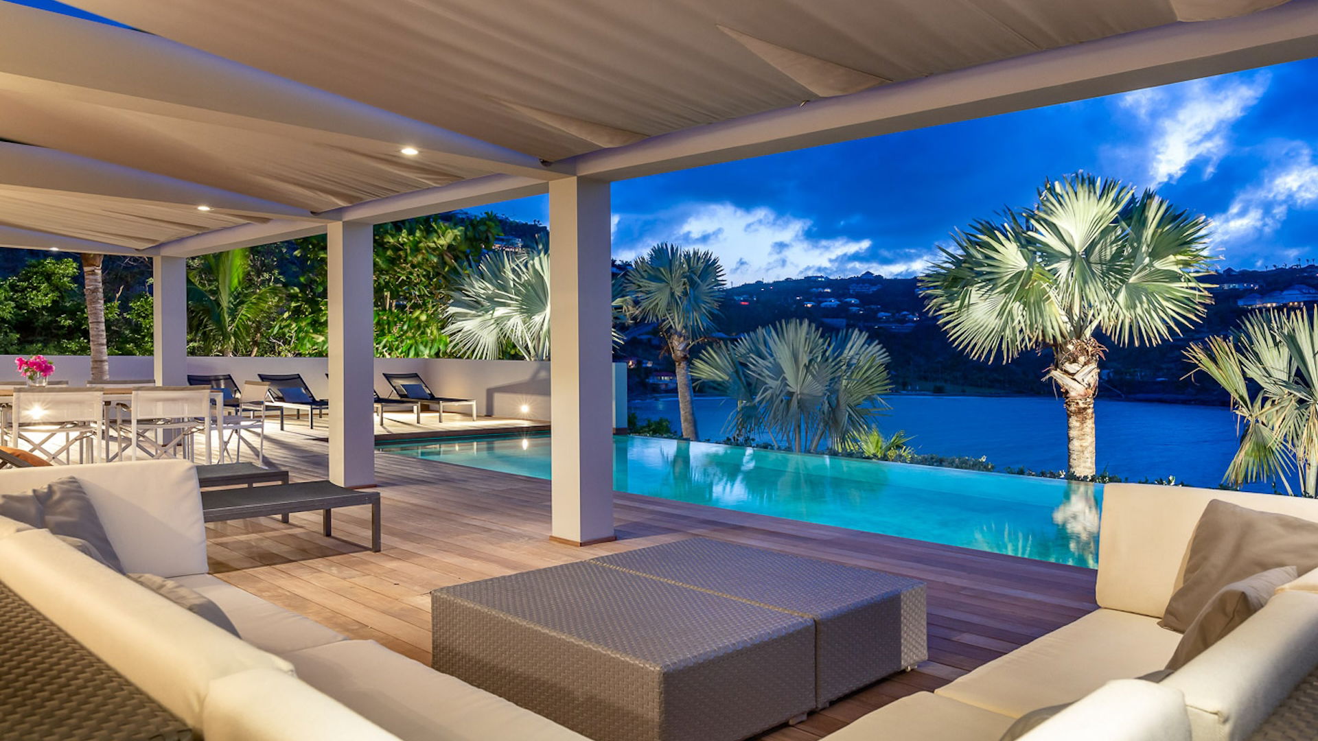 OUTDOOR LOUNGE AREA