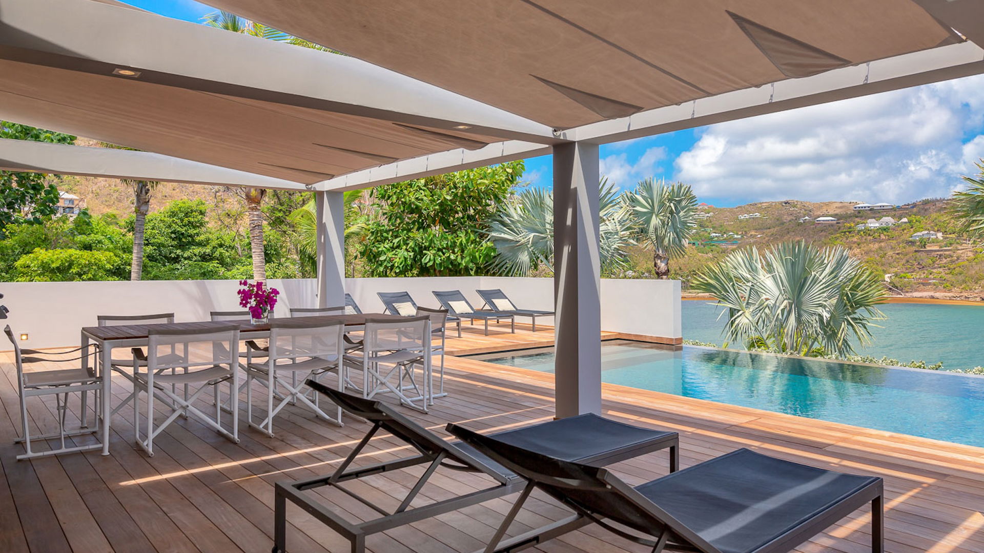 OUTDOOR LOUNGE AREA