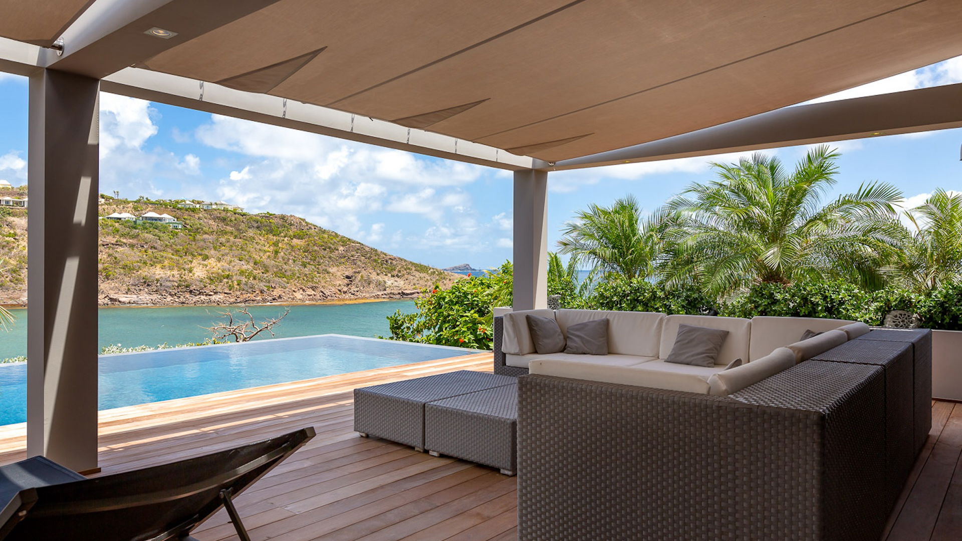 OUTDOOR LOUNGE AREA