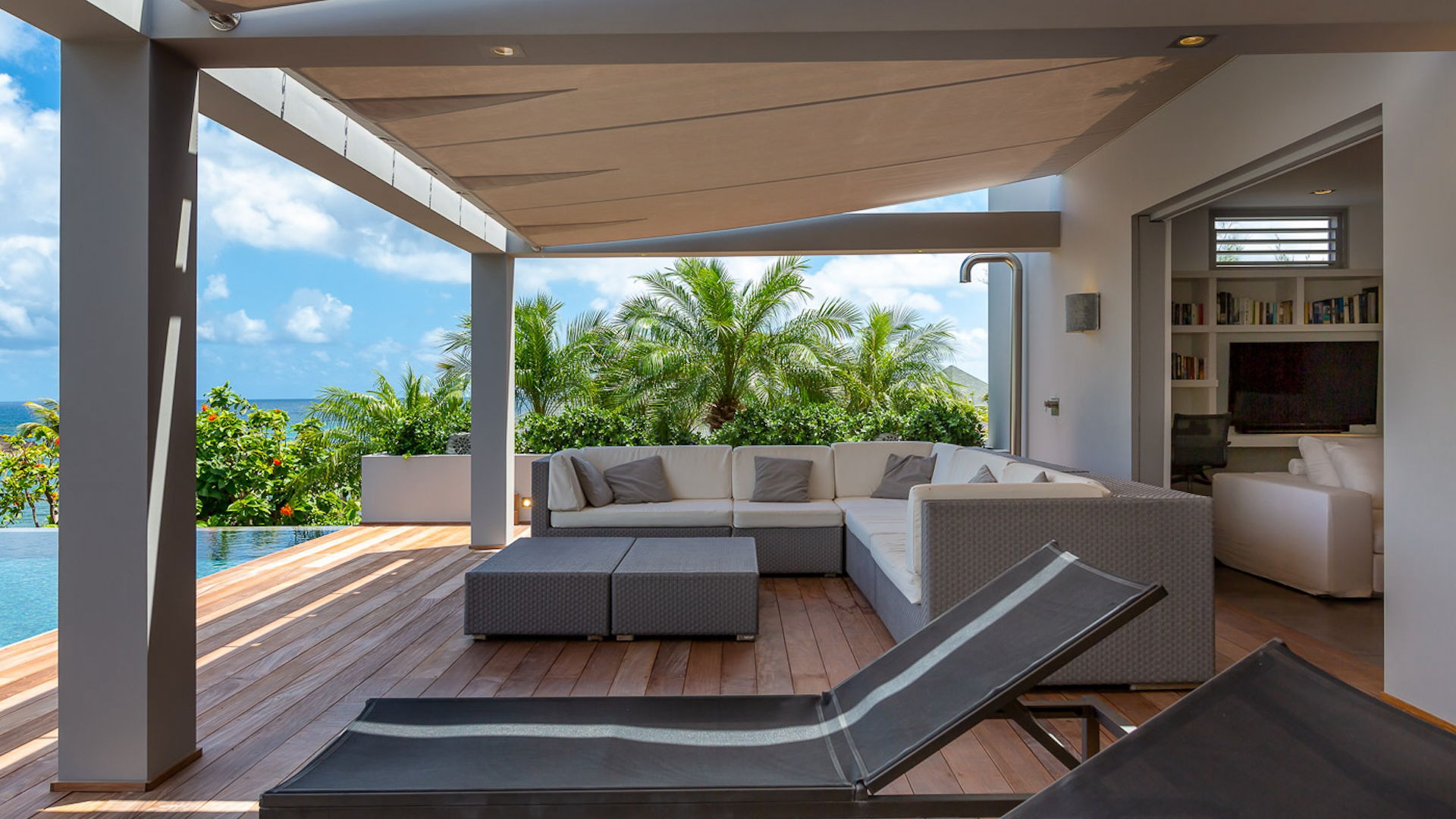 OUTDOOR LOUNGE AREA