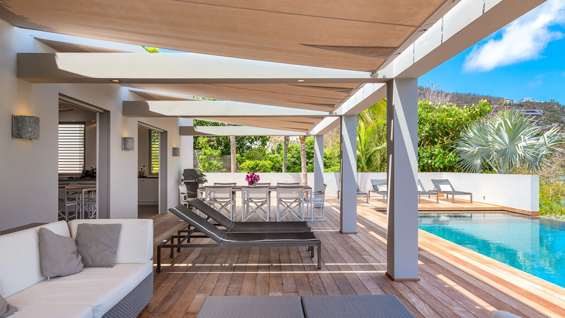 OUTDOOR LOUNGE AREA