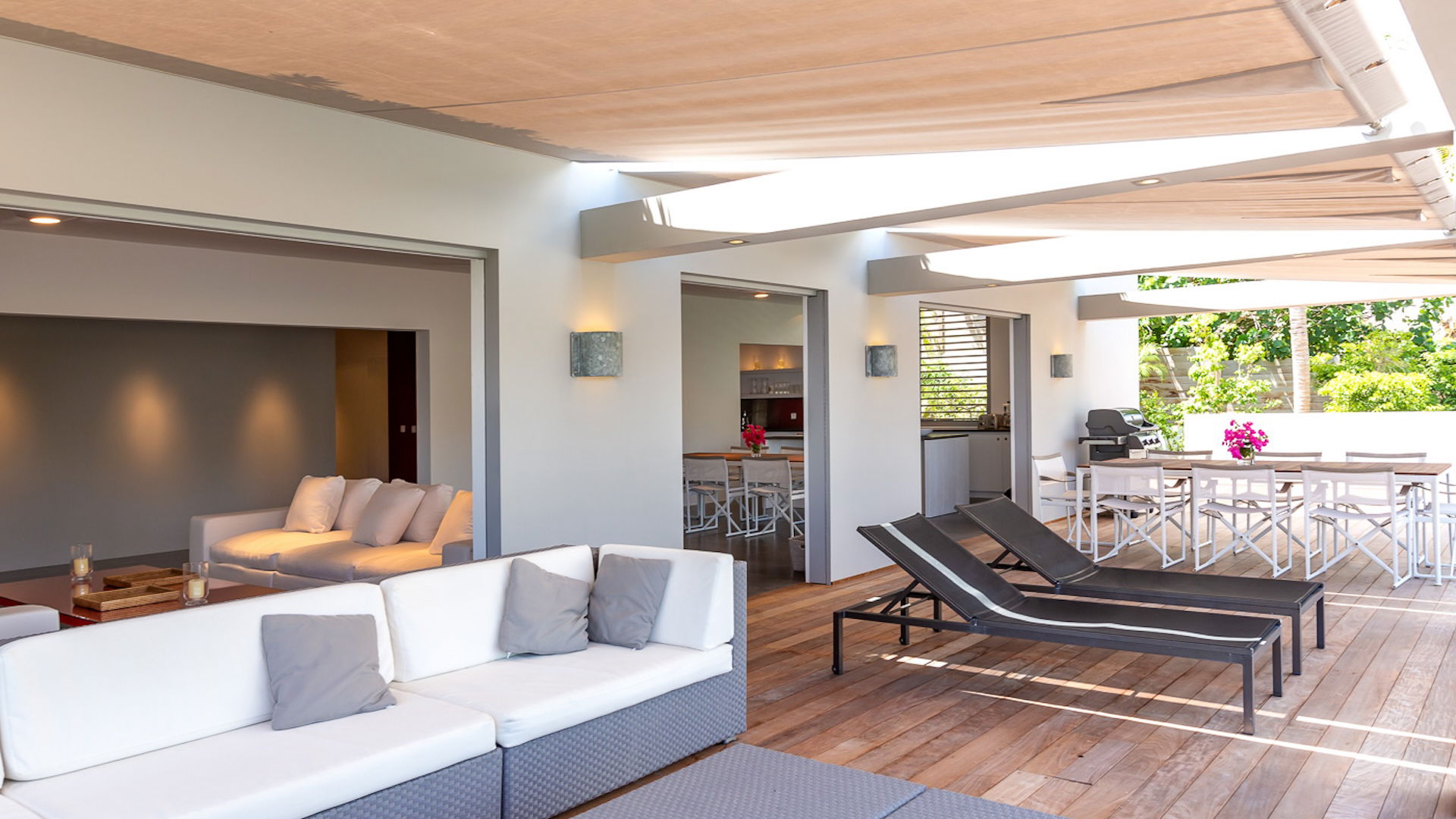 OUTDOOR LOUNGE AREA