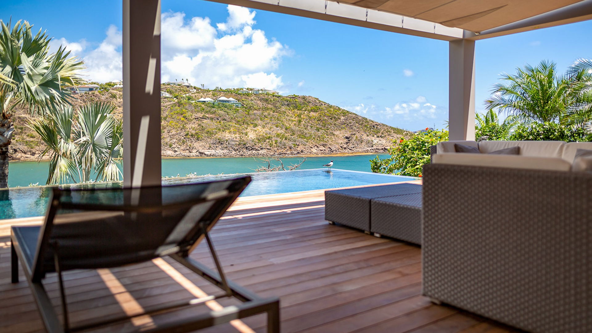 OUTDOOR LOUNGE AREA