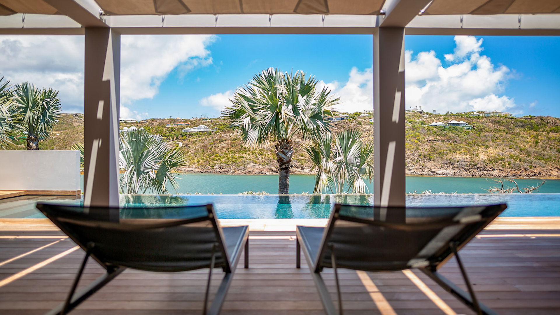 OUTDOOR LOUNGE AREA