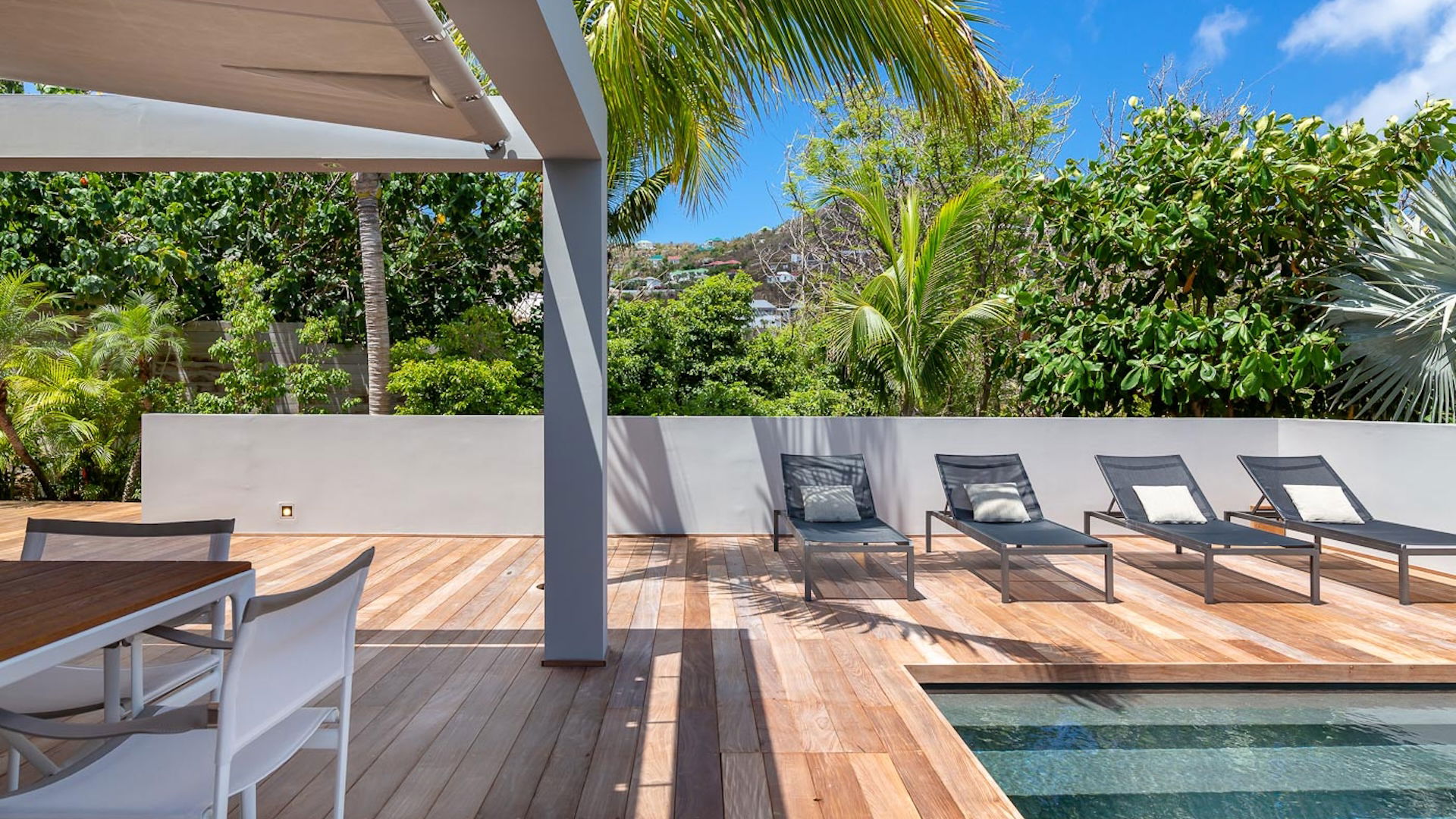 POOL & TERRACE