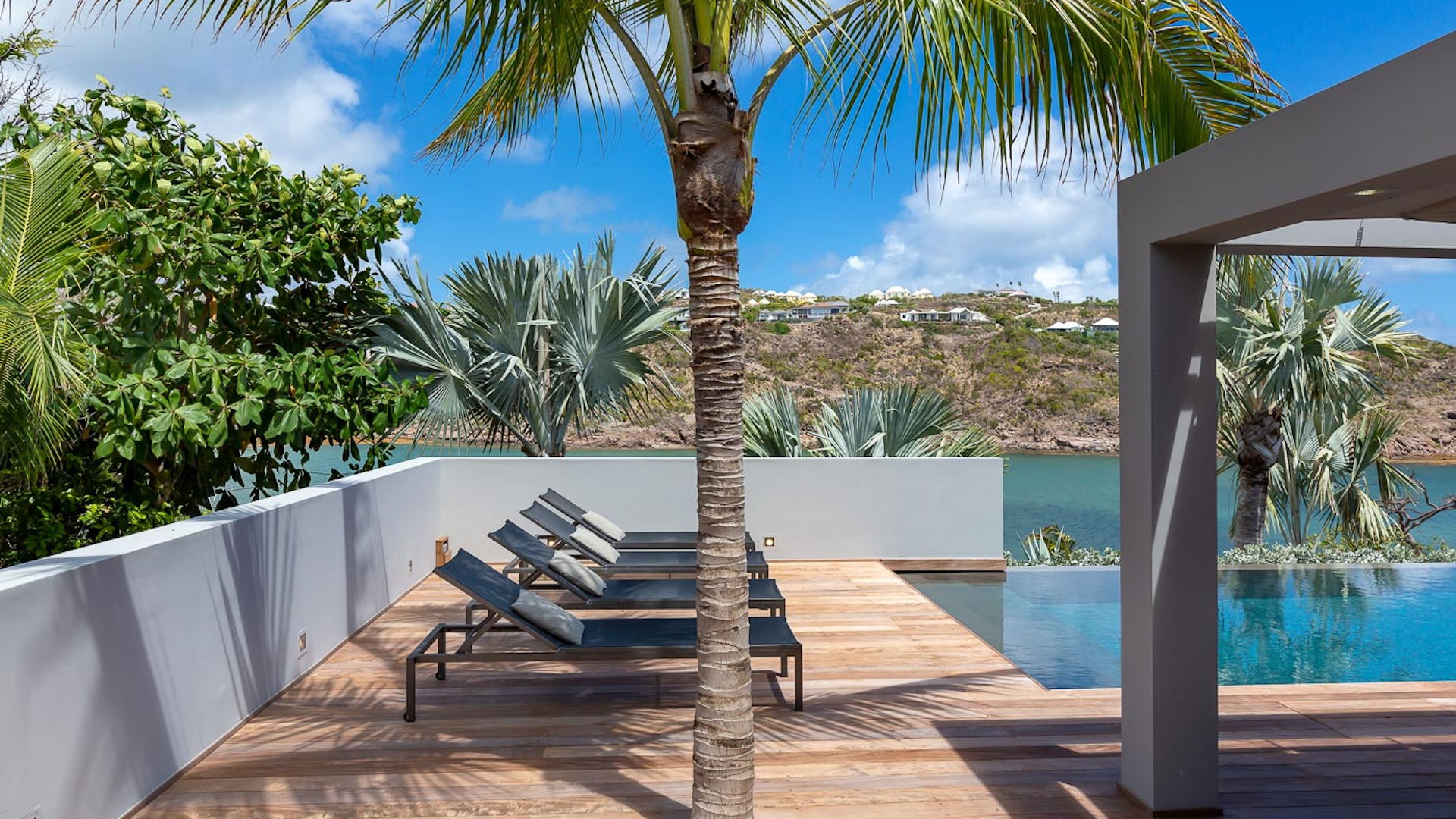 POOL & TERRACE
