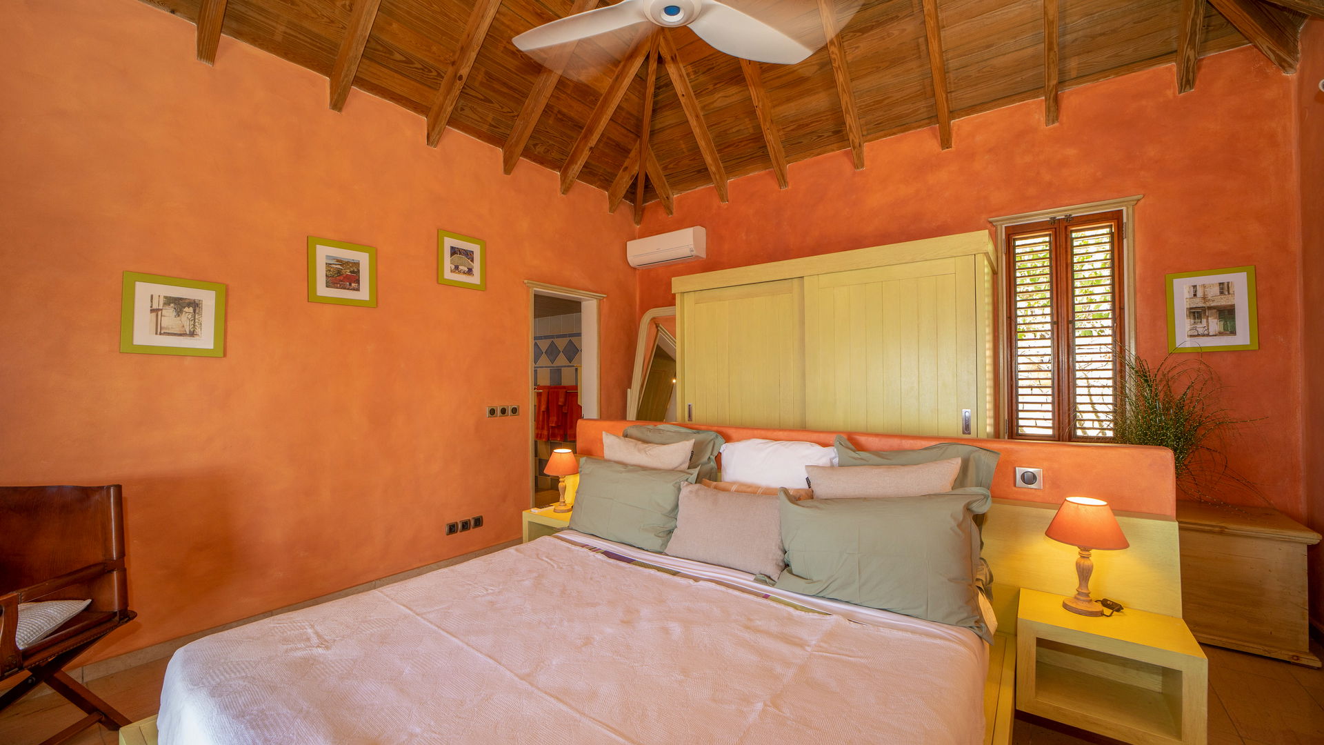 BEDROOM 2