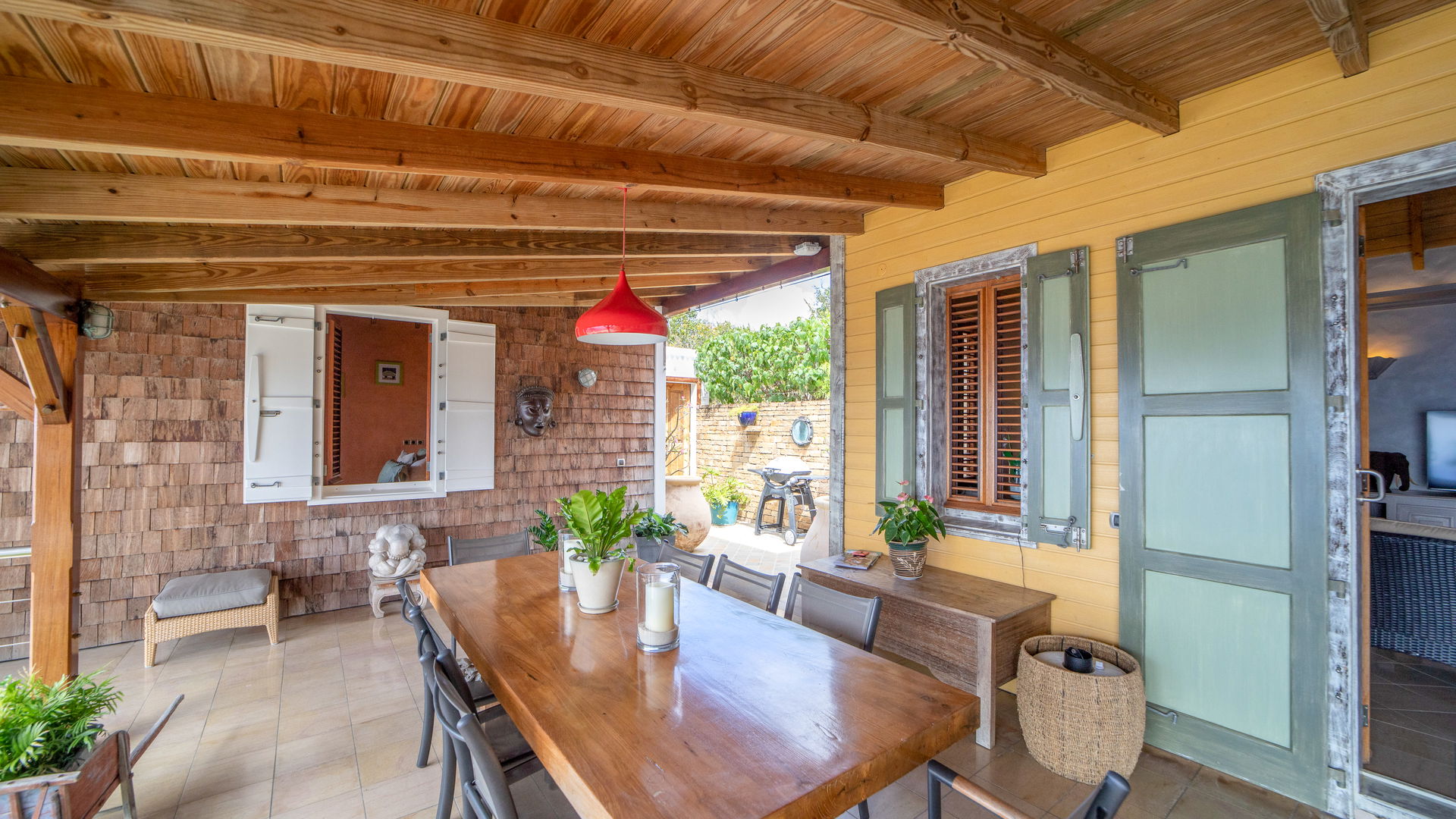 KITCHEN & DINING AREA