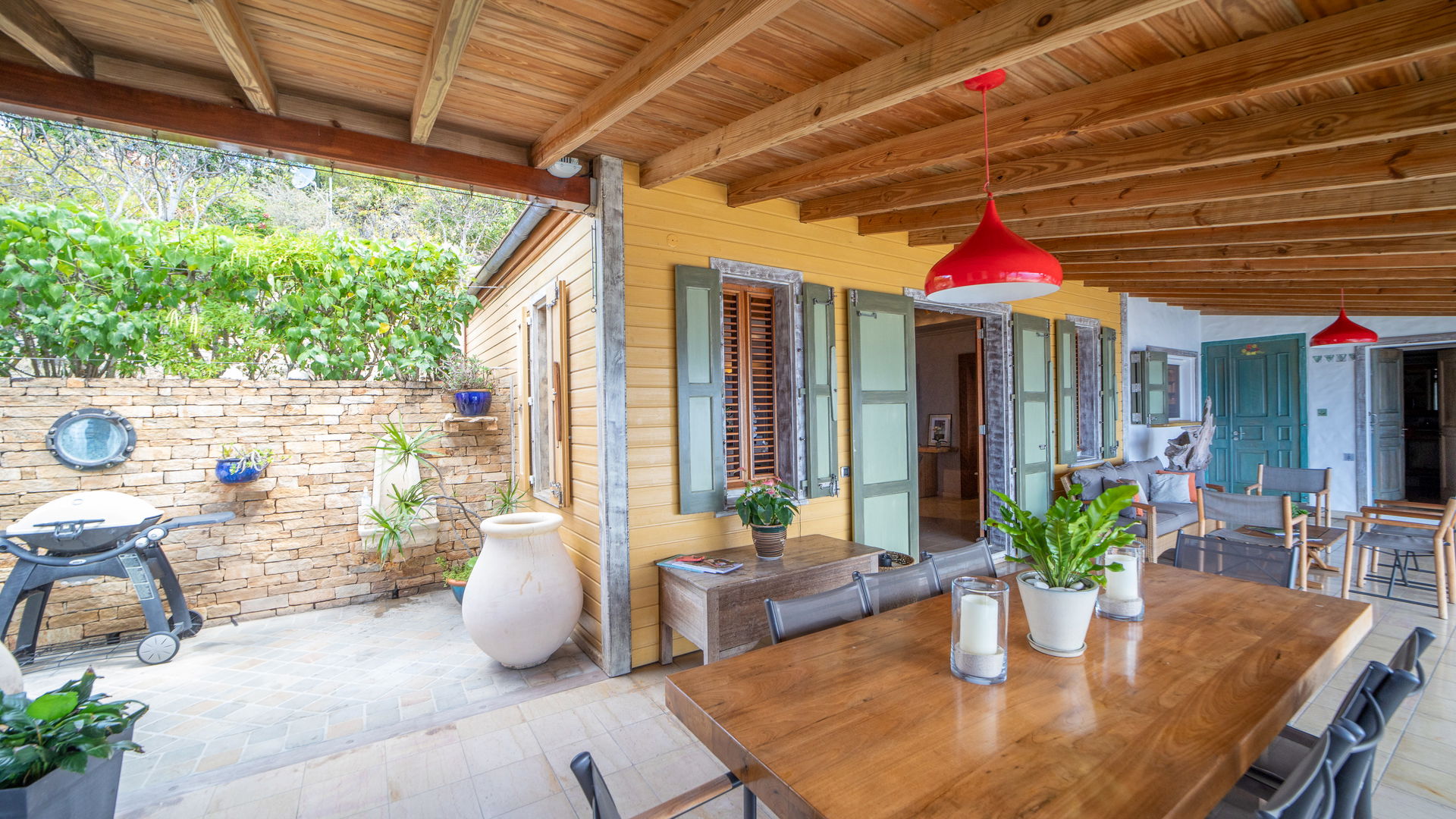 KITCHEN & DINING AREA