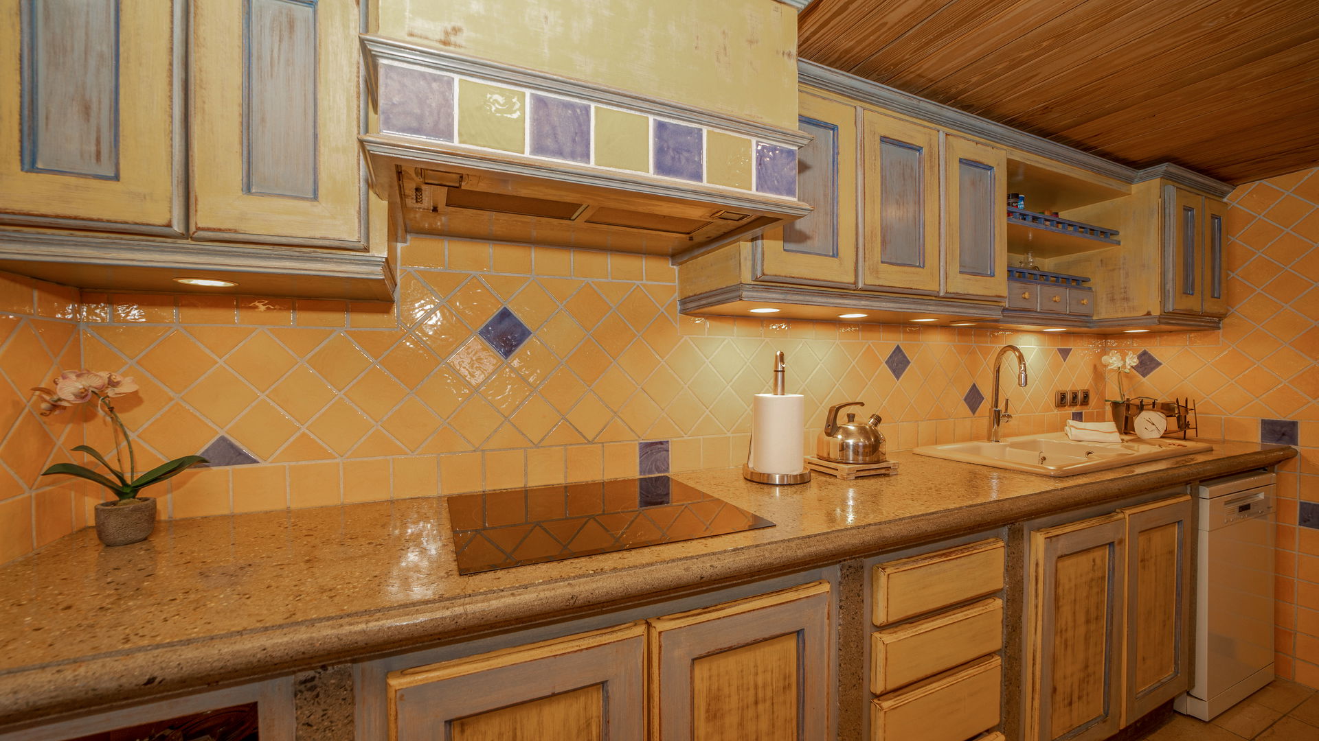 KITCHEN & DINING AREA