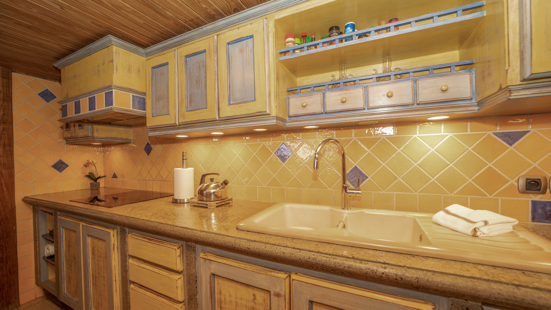 KITCHEN & DINING AREA